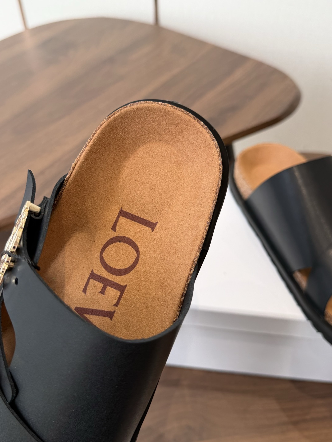 LOEWE 26ss 春夏系列 情侣款 拖鞋这个品牌刚出我就心动了代购找很久才买到货，真的一鞋难求，真的