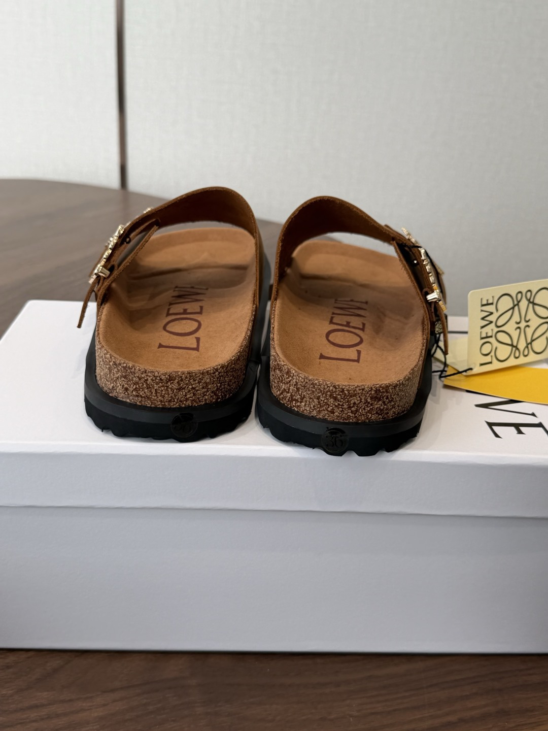 LOEWE 26ss 春夏系列 情侣款 拖鞋这个品牌刚出我就心动了代购找很久才买到货，真的一鞋难求，真的