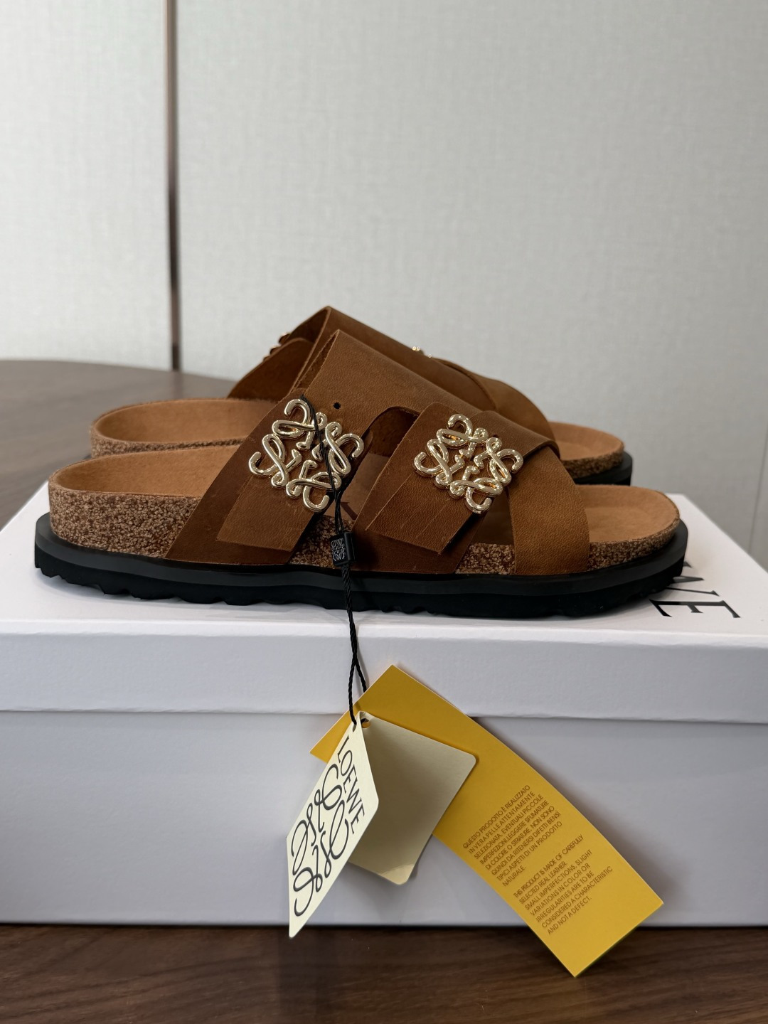 LOEWE 26ss 春夏系列 情侣款 拖鞋这个品牌刚出我就心动了代购找很久才买到货，真的一鞋难求，真的