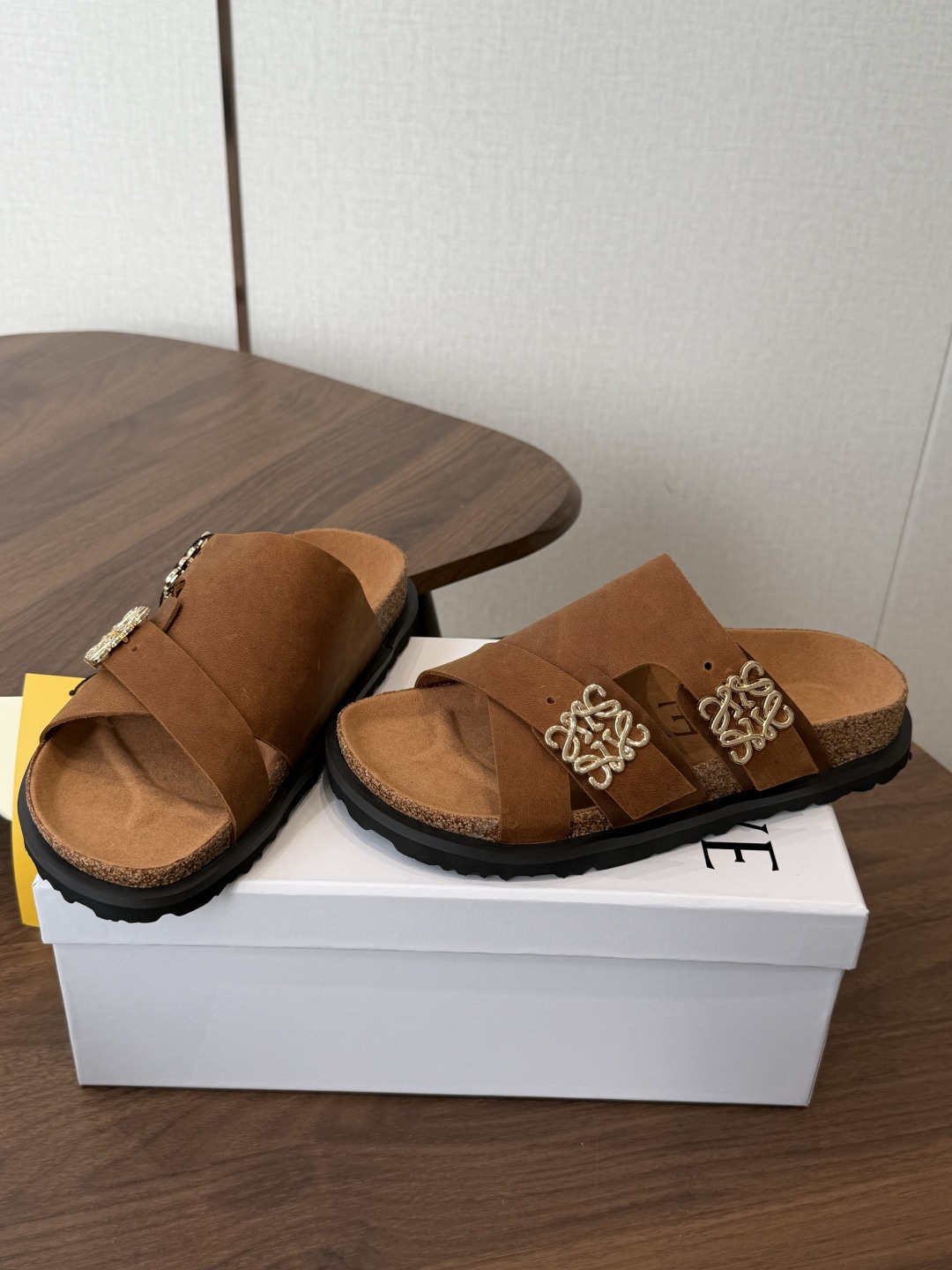LOEWE 26ss 春夏系列 情侣款 拖鞋这个品牌刚出我就心动了代购找很久才买到货，真的一鞋难求，真的