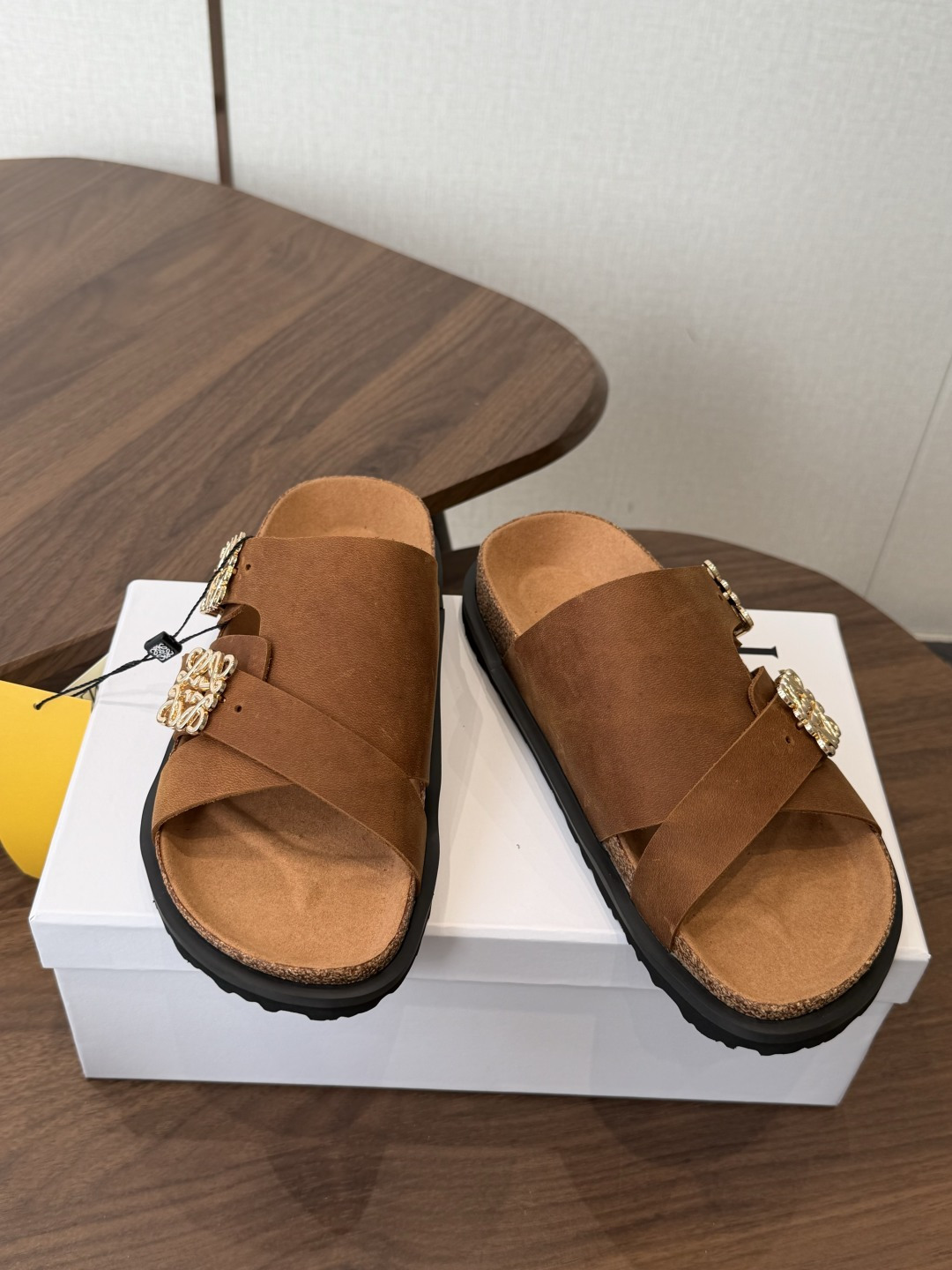 LOEWE 26ss 春夏系列 情侣款 拖鞋这个品牌刚出我就心动了代购找很久才买到货，真的一鞋难求，真的