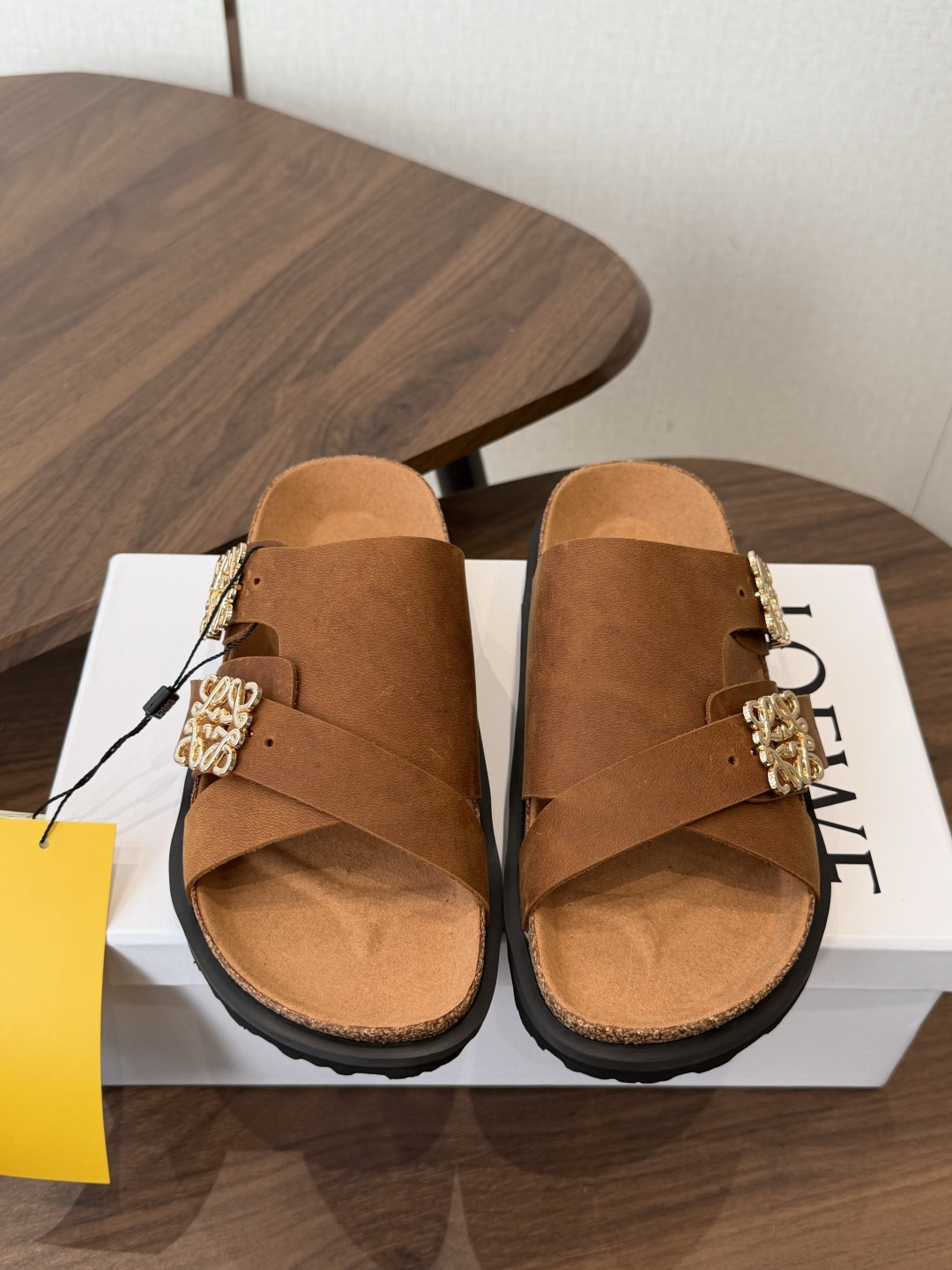 NO:875014,LOEWE 26ss Spring and Summer Series Couple Style I was attracted by this brand of slippers as soon as they came out. It took me a long time to find the goods through purchasing. It’s really hard to find a pair of shoes. They are really good-looking. Sisters rushed me. Size#Female 35-40 (40 is custom-made and is non-returnable) #Male 39-45 (45 is custom-made and is non-refundable), slippers, loewe, slippers19860909LOEWE 26ss 春夏系列 情侣款 拖鞋这个品牌刚出我就心动了 代购找很久才买到货,真的一鞋难求,真的超级好看,姐妹们给我冲 Size#女35-40（40定做不退换） #男39-45（45订做不退换）,拖鞋,loewe,slippers,Women's Shoes