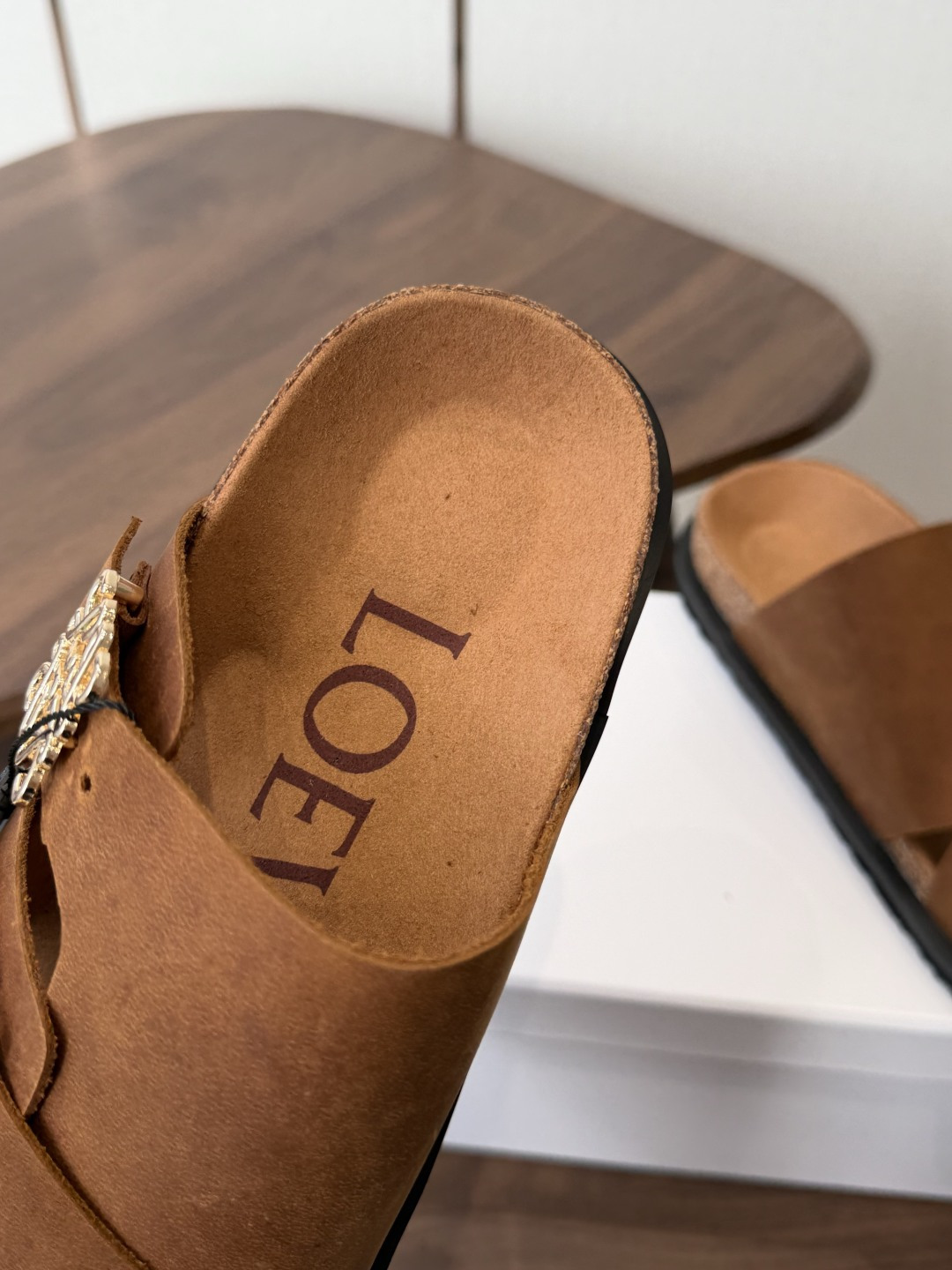 LOEWE 26ss 春夏系列 情侣款 拖鞋这个品牌刚出我就心动了代购找很久才买到货，真的一鞋难求，真的