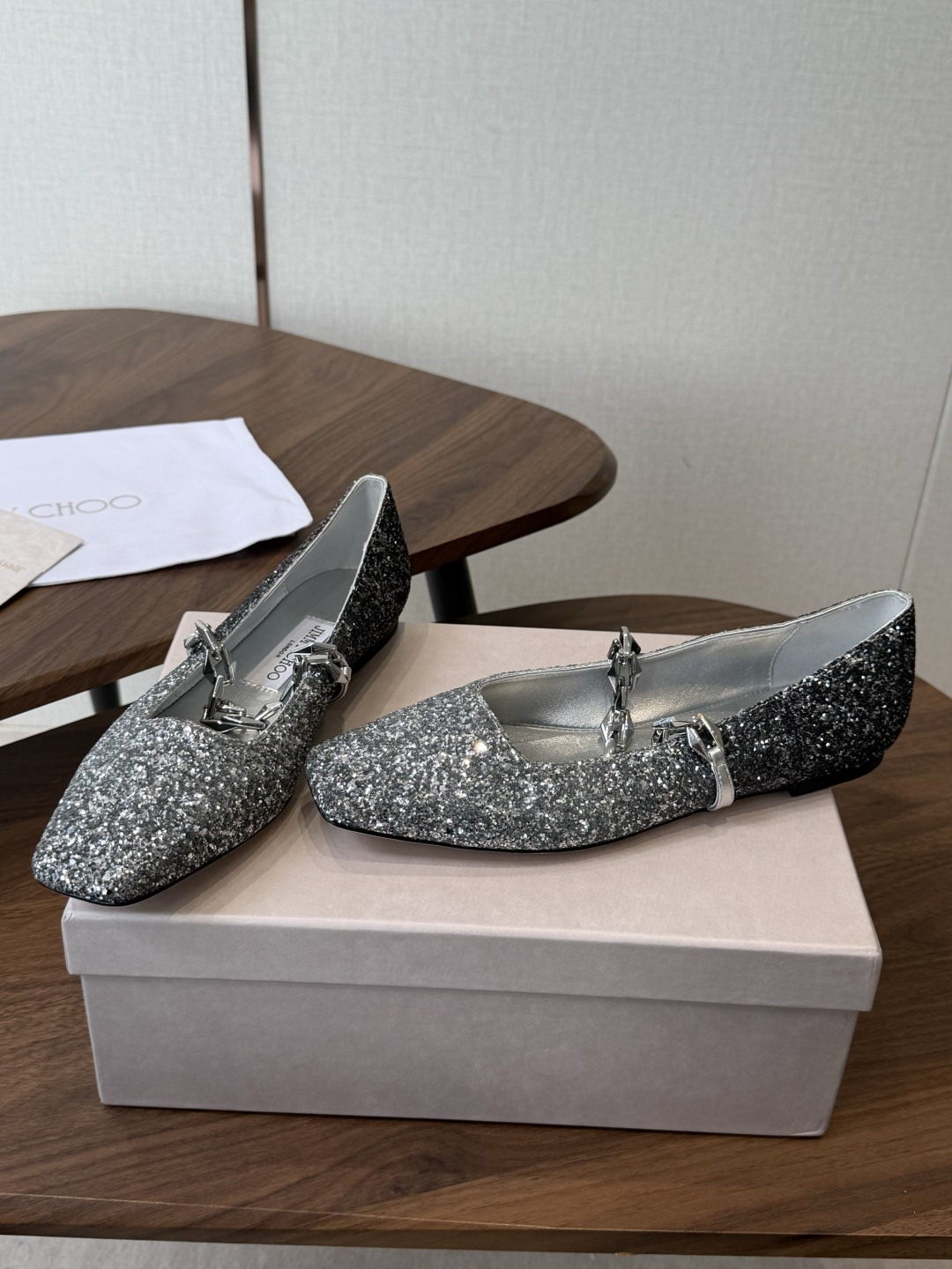 莞产Jimmy Choo 方头单鞋 高品质颜值单品推荐,贸易公司订单同步专柜 主打精致 舒适度休闲 莞产Jimmy Choo 方头单鞋 高品质颜值单品推荐,贸易公司订单同步专柜 主打精致 舒适度休闲