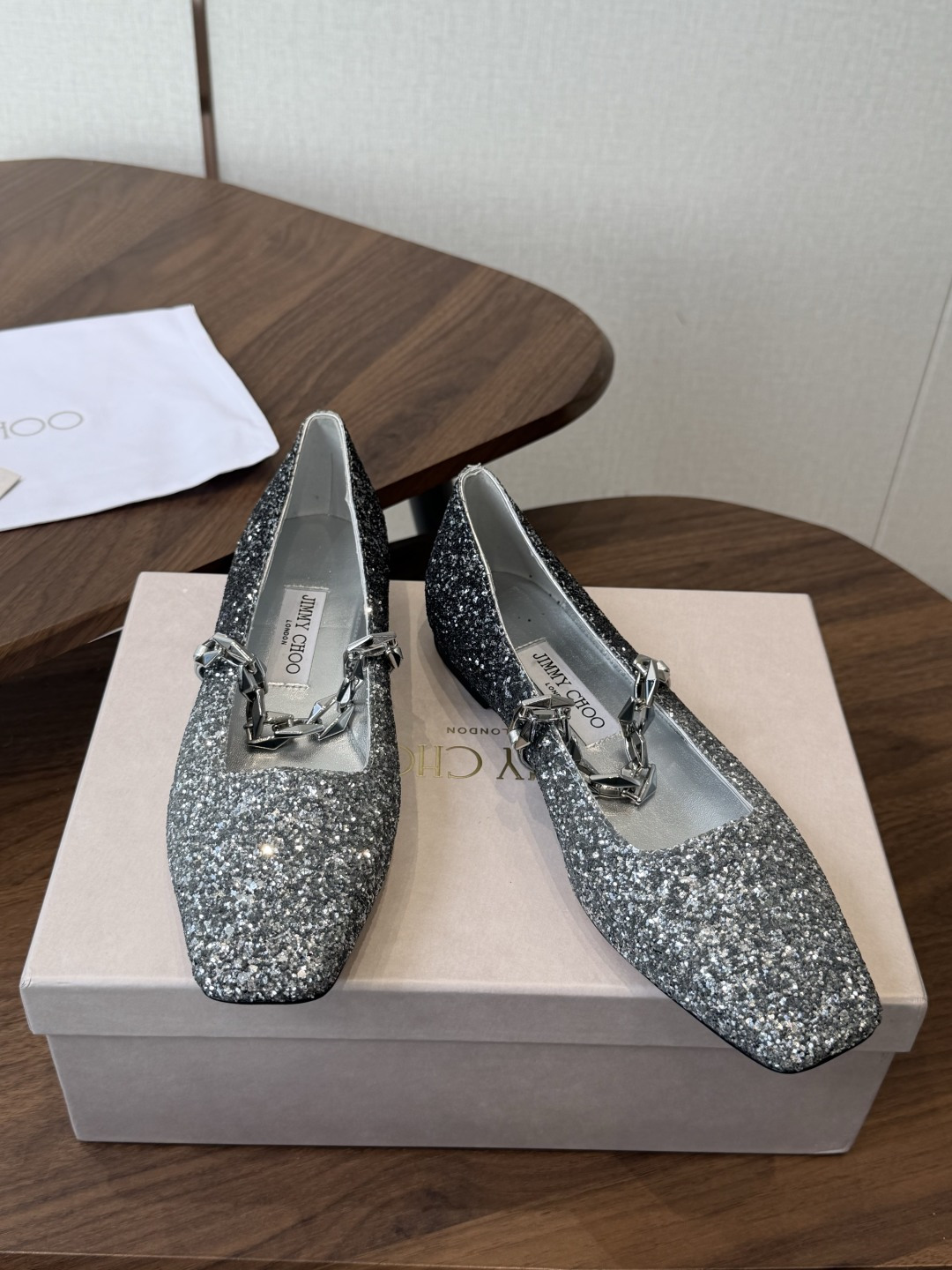 莞产Jimmy Choo 方头单鞋 高品质颜值单品推荐,贸易公司订单同步专柜 主打精致 舒适度休闲 莞产Jimmy Choo 方头单鞋 高品质颜值单品推荐,贸易公司订单同步专柜 主打精致 舒适度休闲