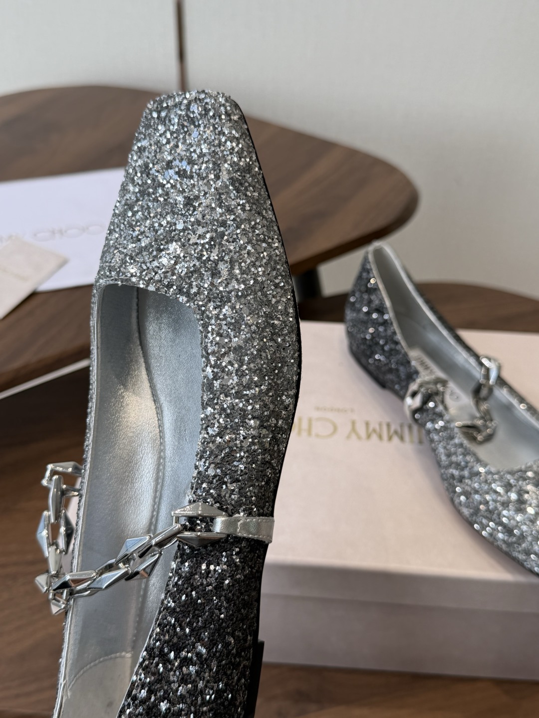莞产Jimmy Choo 方头单鞋 高品质颜值单品推荐,贸易公司订单同步专柜 主打精致 舒适度休闲 莞产Jimmy Choo 方头单鞋 高品质颜值单品推荐,贸易公司订单同步专柜 主打精致 舒适度休闲