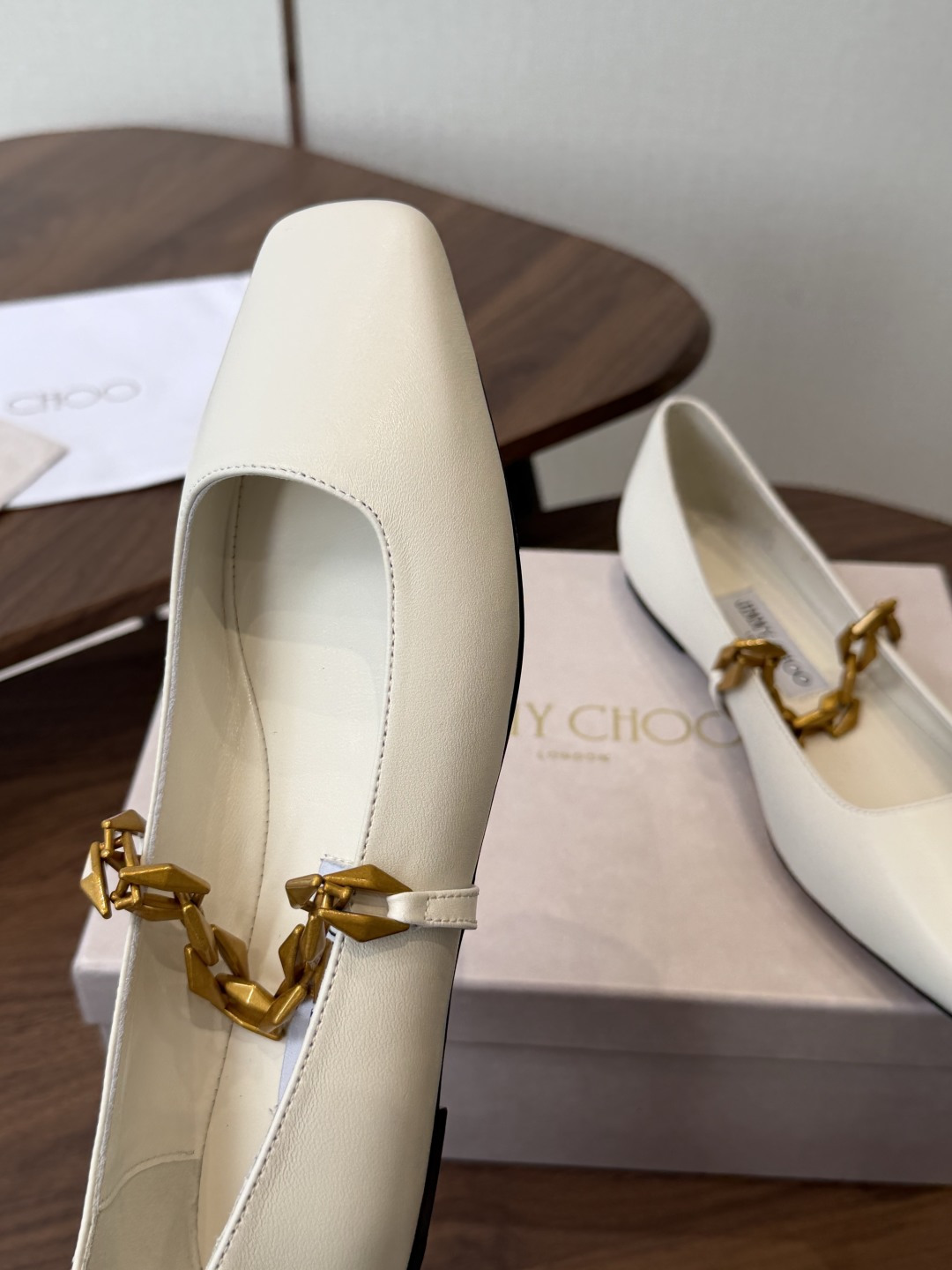 莞产Jimmy Choo 方头单鞋 高品质颜值单品推荐,贸易公司订单同步专柜 主打精致 舒适度休闲 莞产Jimmy Choo 方头单鞋 高品质颜值单品推荐,贸易公司订单同步专柜 主打精致 舒适度休闲