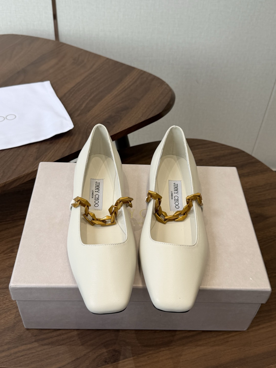 NO:875007,Jimmy Choo square-toe shoes made in Guangdong. Recommended high-quality and good-looking items. Order synchronized counters of trading companies. Focus on sophistication, comfort, casualness, sweetness, and can easily satisfy any style. blingbling brings a noble and elegant atmosphere, shining without being vulgar!  The shape of the shoe is very flattering to the foot shape, the smooth lines show a sense of high-end, and the upper foot is exquisite and age-reducing. It is a pair of small shallow shoes that everyone needs. The gentle milky white temperament is full!  Comfortable yet fashionable, they look good with any outfit. Shoes are a must-have item all year round!  Upper cowhide, lining imported sheepskin, Italian genuine leather outsole, high flat heel, Size35-39, single shoes, jimmy choo, cowhide, sheepskin, Leather soles19860909莞产Jimmy Choo 方头单鞋 高品质颜值单品推荐,贸易公司订单同步专柜 主打精致 舒适度休闲 甜美  无解风都轻松满足 blingbling 迎面扑来高贵典雅的气息,闪亮不显庸俗！ 鞋型非常修饰脚型,流畅线条尽显高级感,上脚精致又减龄,任何人都需要的一双浅口小单鞋,温柔的奶白色气质拉满！ 舒适又不失时尚感,随性穿搭都好看,单鞋是一年四季必备的单品！ 鞋面牛皮 内里进口羊皮,意大利真皮大底 跟高平底 Size35-39,单鞋,jimmy choo,cowhide,sheepskin,Leather soles,Women's Shoes