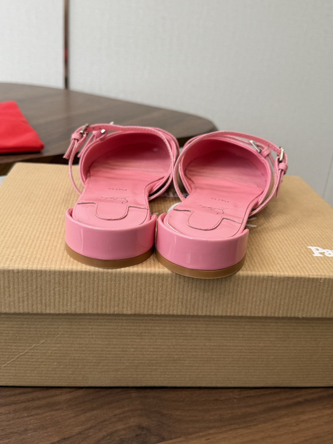 CL红底鞋26ss春夏 小粗跟 玛丽珍 半拖 上脚果然更惊艳~个性双带设计非常百搭,而且高度也太适合我了 CL红底鞋26ss春夏 小粗跟 玛丽珍 半拖 上脚果然更惊艳~个性双带设计非常百搭,而且高度也太适合我了