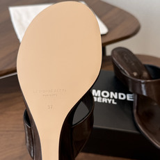 (高跟)小众品牌LE MONDE慵懒风夹趾高跟凉拖 全鞋内里+脚床均采用透气亲肤软皮内里,搭配加厚人体工 (高跟)小众品牌LE MONDE慵懒风夹趾高跟凉拖 全鞋内里+脚床均采用透气亲肤软皮内里,搭配加厚人体工