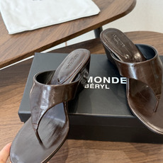 (高跟)小众品牌LE MONDE慵懒风夹趾高跟凉拖 全鞋内里+脚床均采用透气亲肤软皮内里,搭配加厚人体工 (高跟)小众品牌LE MONDE慵懒风夹趾高跟凉拖 全鞋内里+脚床均采用透气亲肤软皮内里,搭配加厚人体工