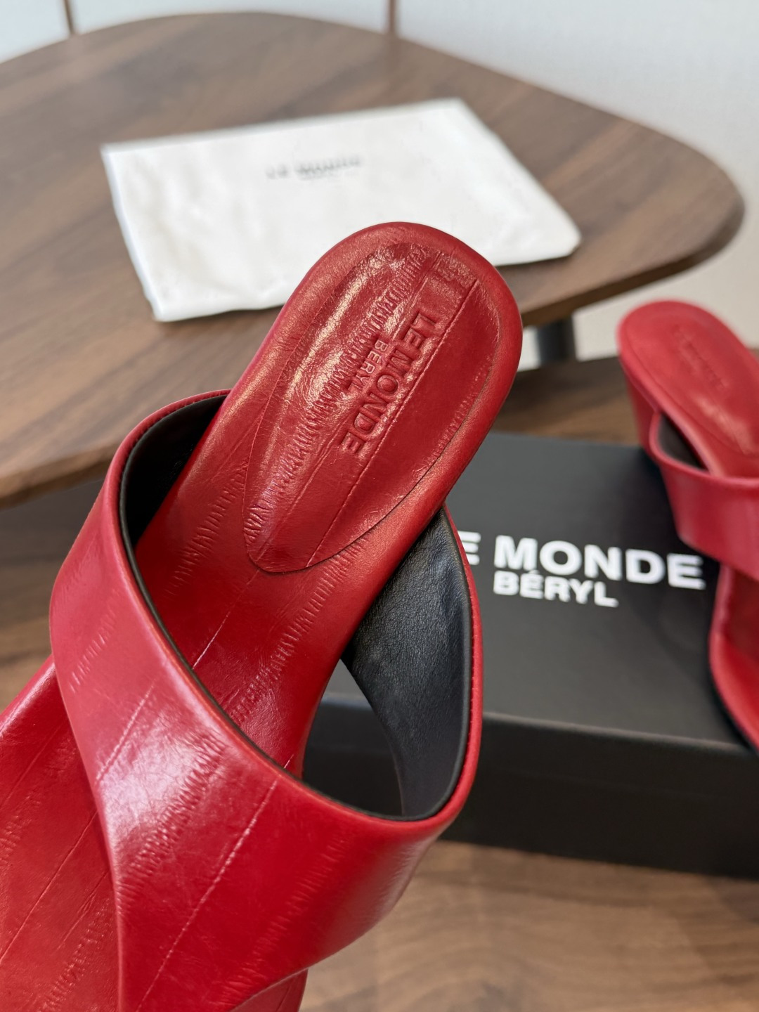 （高跟）小众品牌LE MONDE慵懒风夹趾高跟凉拖 全鞋内里+脚床均采用透气亲肤软皮内里，搭配加厚人体工