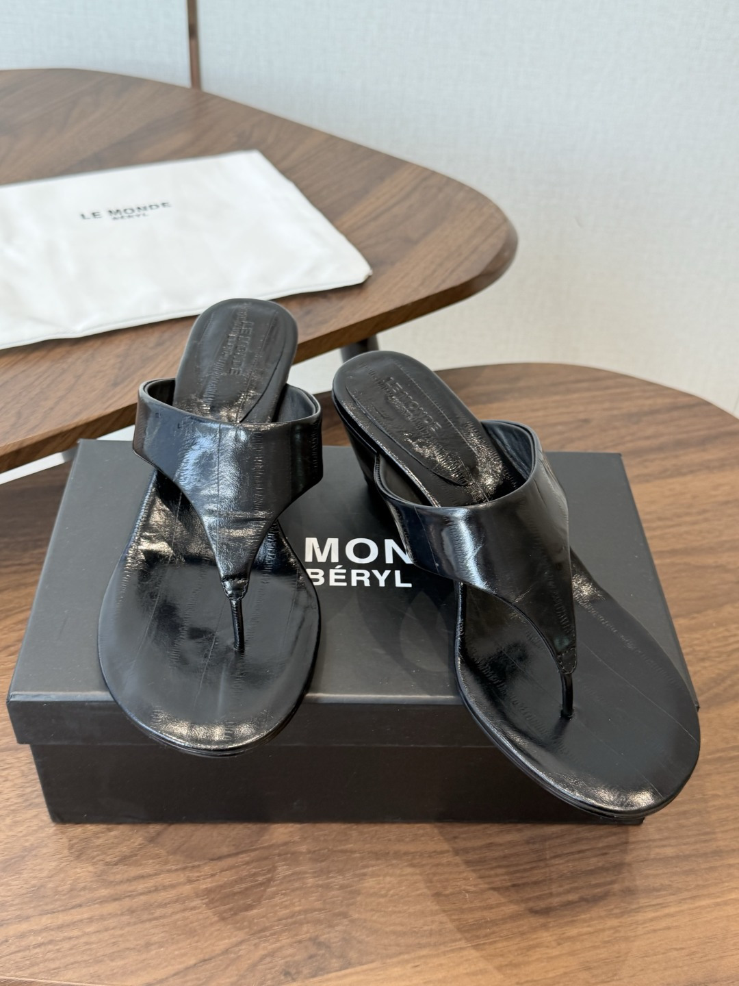 (高跟)小众品牌LE MONDE慵懒风夹趾高跟凉拖 全鞋内里+脚床均采用透气亲肤软皮内里,搭配加厚人体工 (高跟)小众品牌LE MONDE慵懒风夹趾高跟凉拖 全鞋内里+脚床均采用透气亲肤软皮内里,搭配加厚人体工