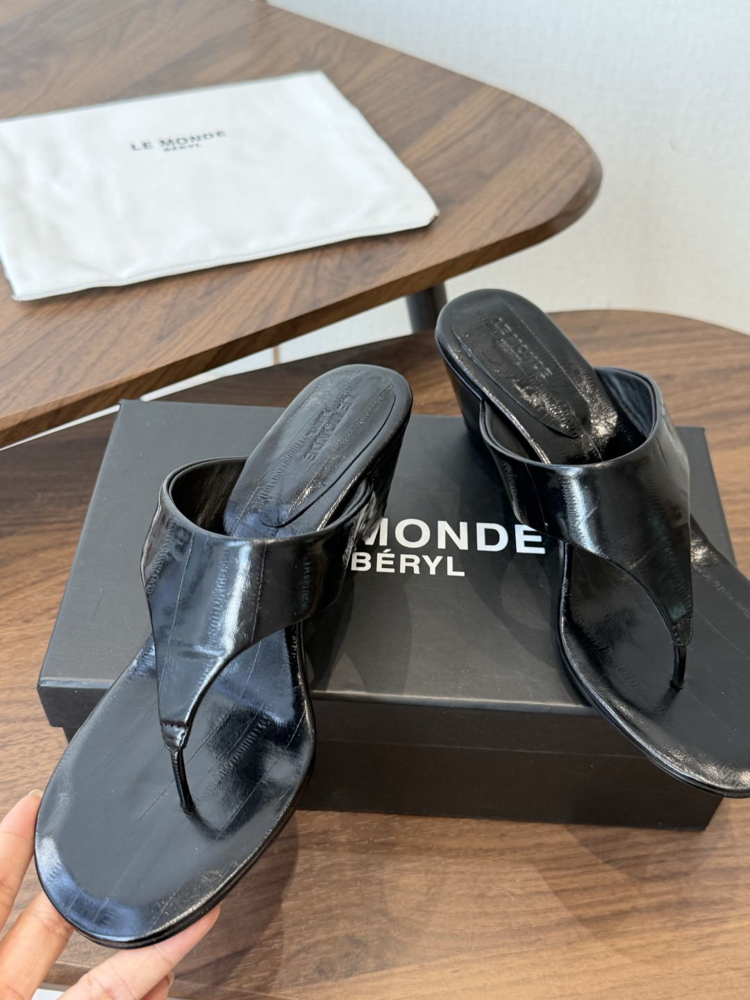 (高跟)小众品牌LE MONDE慵懒风夹趾高跟凉拖 全鞋内里+脚床均采用透气亲肤软皮内里,搭配加厚人体工 (高跟)小众品牌LE MONDE慵懒风夹趾高跟凉拖 全鞋内里+脚床均采用透气亲肤软皮内里,搭配加厚人体工