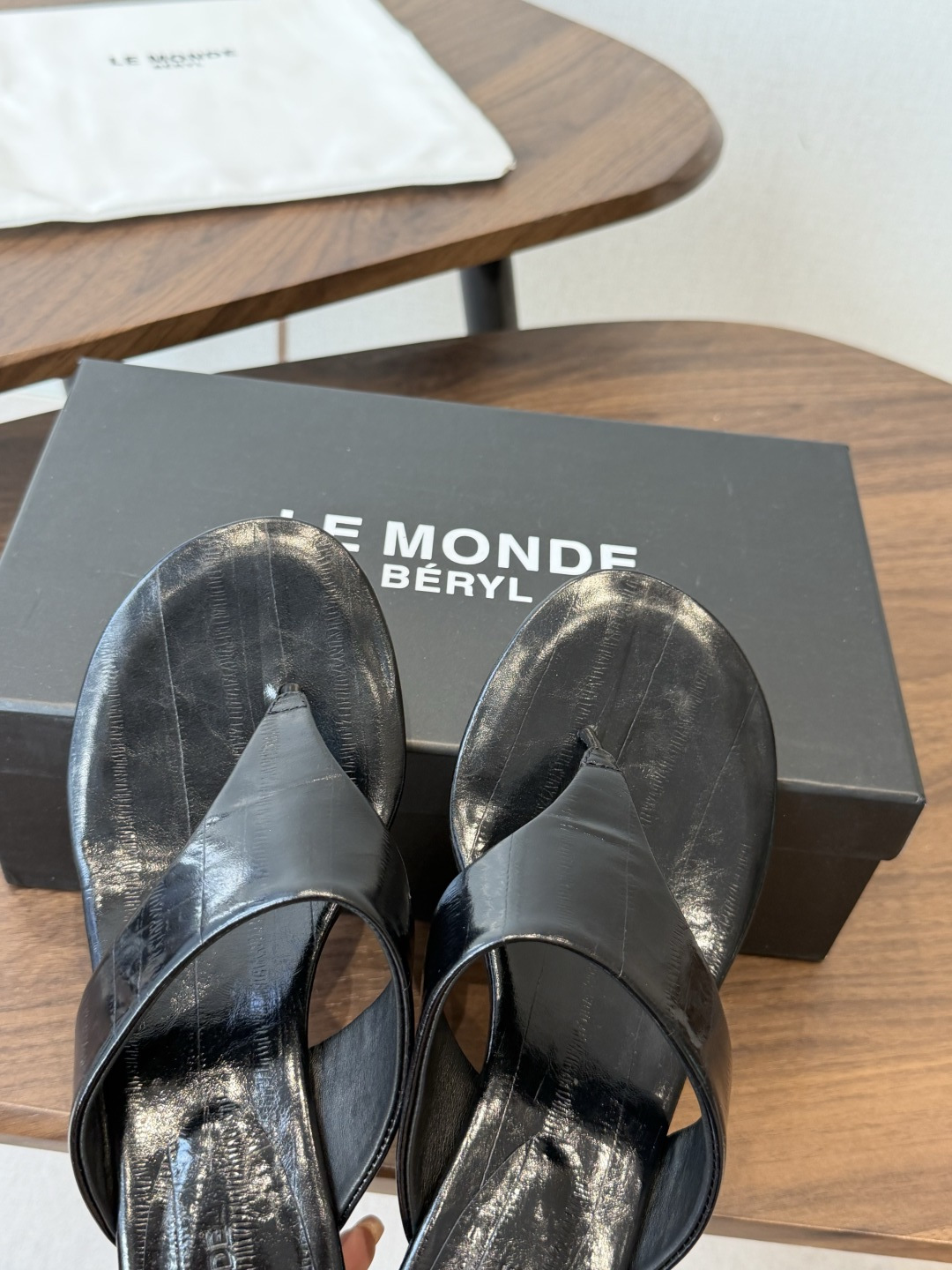 (高跟)小众品牌LE MONDE慵懒风夹趾高跟凉拖 全鞋内里+脚床均采用透气亲肤软皮内里,搭配加厚人体工 (高跟)小众品牌LE MONDE慵懒风夹趾高跟凉拖 全鞋内里+脚床均采用透气亲肤软皮内里,搭配加厚人体工