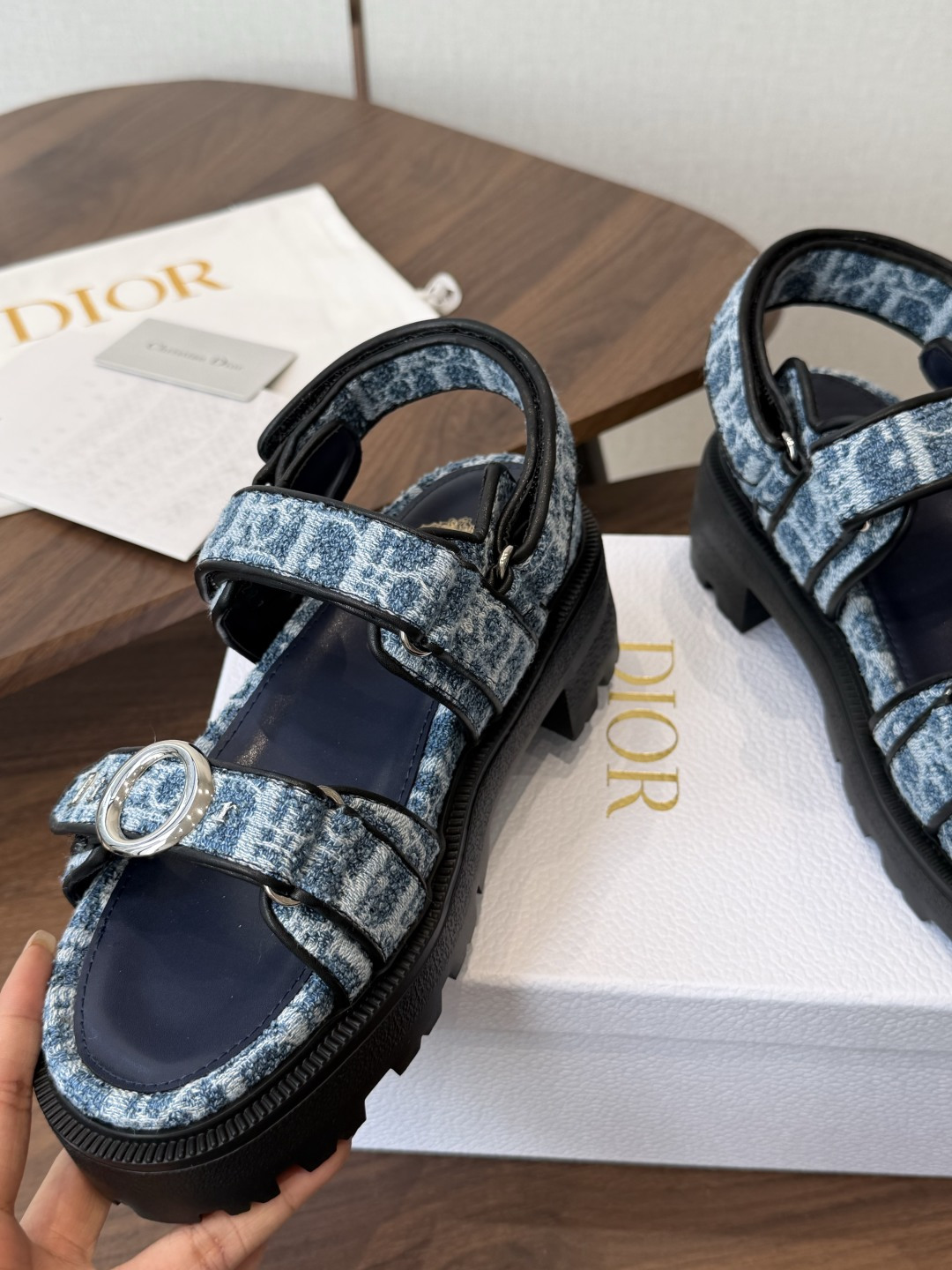 Dior 夏季爆款 魔术贴拖鞋 凉鞋 GO原版复刻 高端定制  超耐看超百搭款 上脚非常舒适 超好穿 比