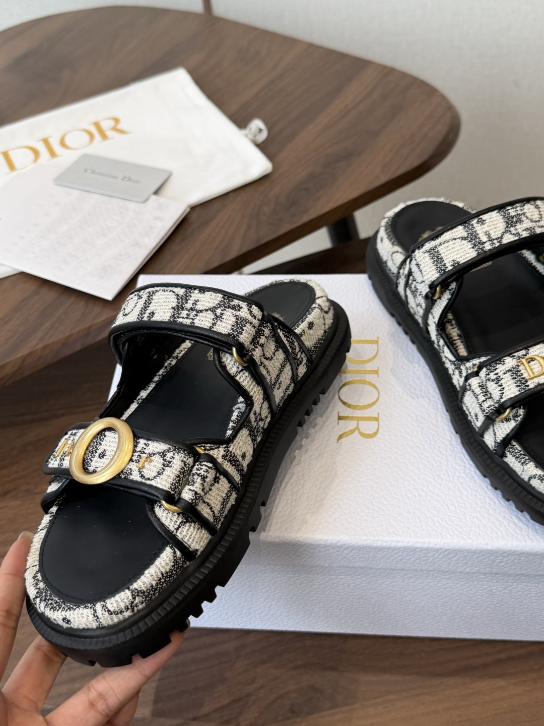 Dior 夏季爆款 魔术贴拖鞋 凉鞋 GO原版复刻 高端定制  超耐看超百搭款 上脚非常舒适 超好穿 比