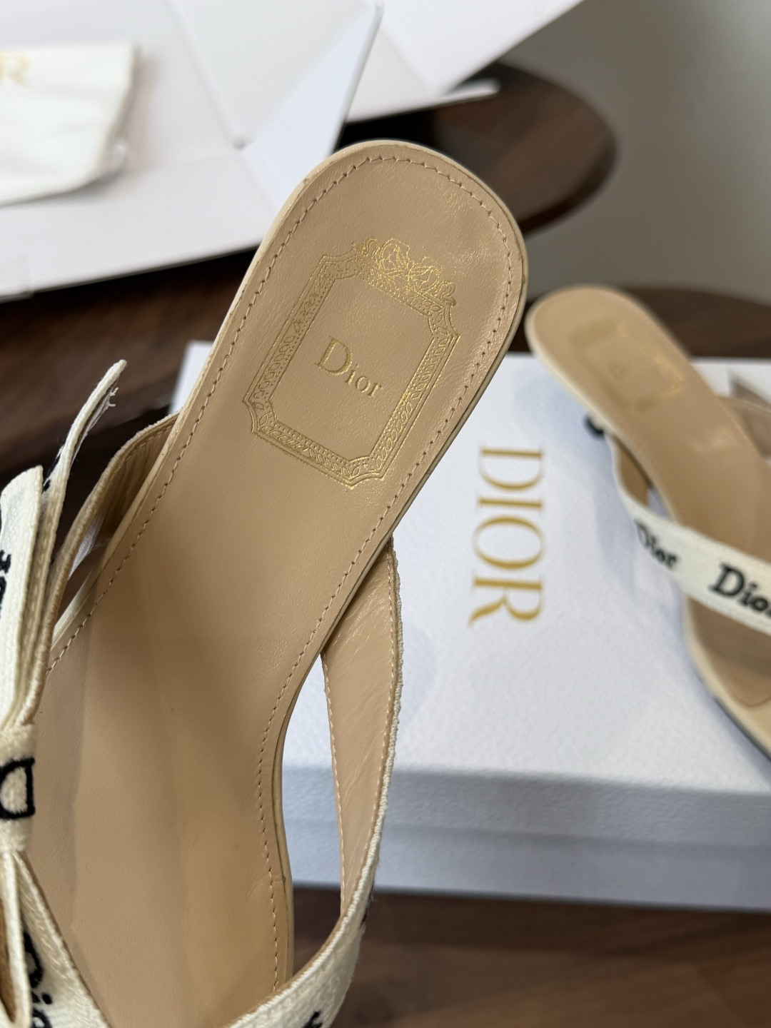 DIOR 迪奥新品编织电绣凉拖 夹脚拖休闲度假风 夏日必入搭配单品 面料：立体刺绣 飞织内里：垫脚羊皮跟