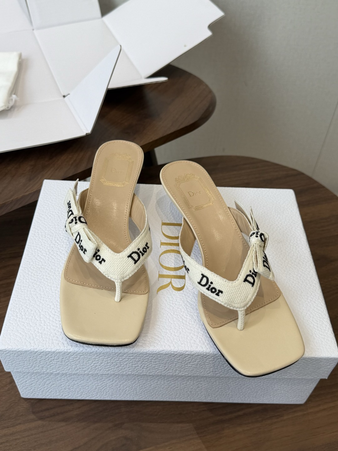 DIOR 迪奥新品编织电绣凉拖 夹脚拖休闲度假风 夏日必入搭配单品 面料：立体刺绣 飞织内里：垫脚羊皮跟