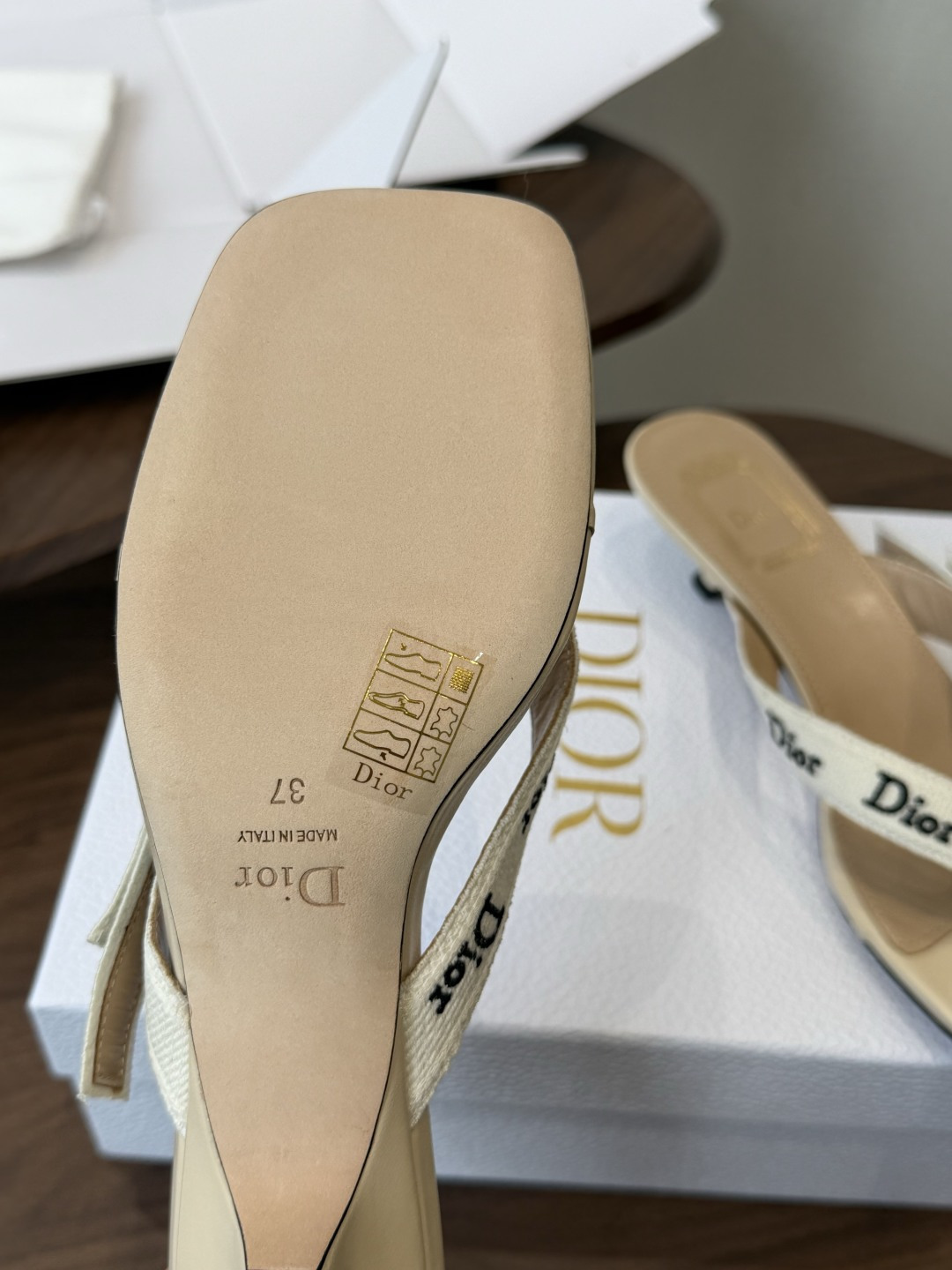 DIOR 迪奥新品编织电绣凉拖 夹脚拖休闲度假风 夏日必入搭配单品 面料：立体刺绣 飞织内里：垫脚羊皮跟