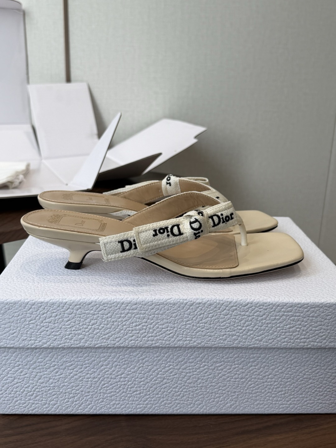 DIOR 迪奥新品编织电绣凉拖 夹脚拖休闲度假风 夏日必入搭配单品 面料：立体刺绣 飞织内里：垫脚羊皮跟