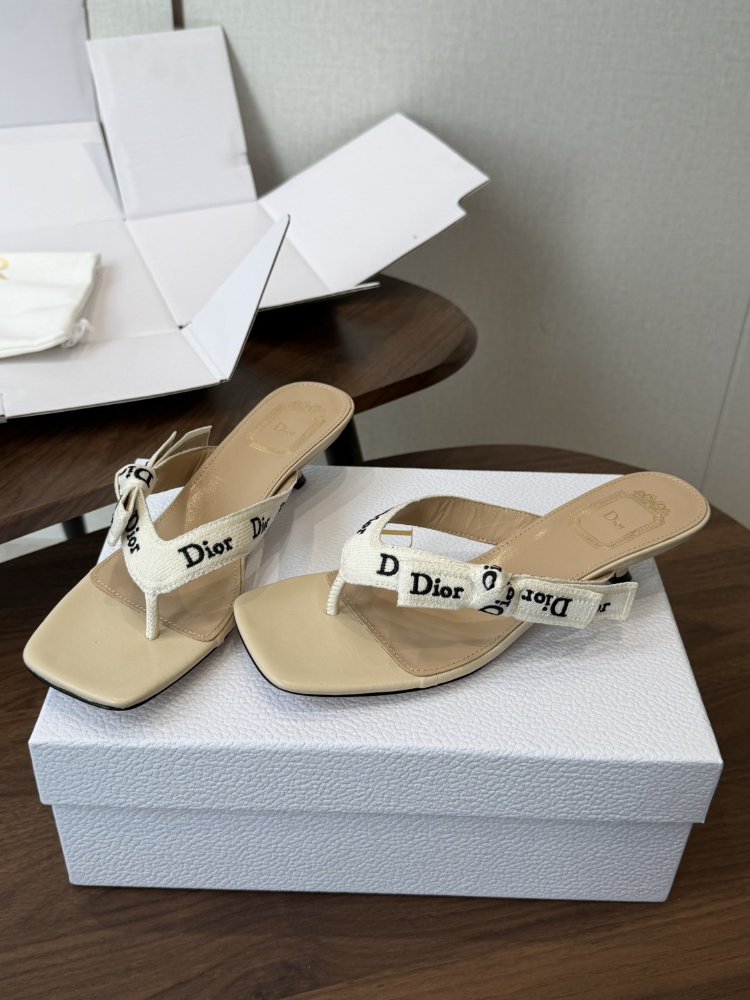 DIOR 迪奥新品编织电绣凉拖 夹脚拖休闲度假风 夏日必入搭配单品 面料：立体刺绣 飞织内里：垫脚羊皮跟