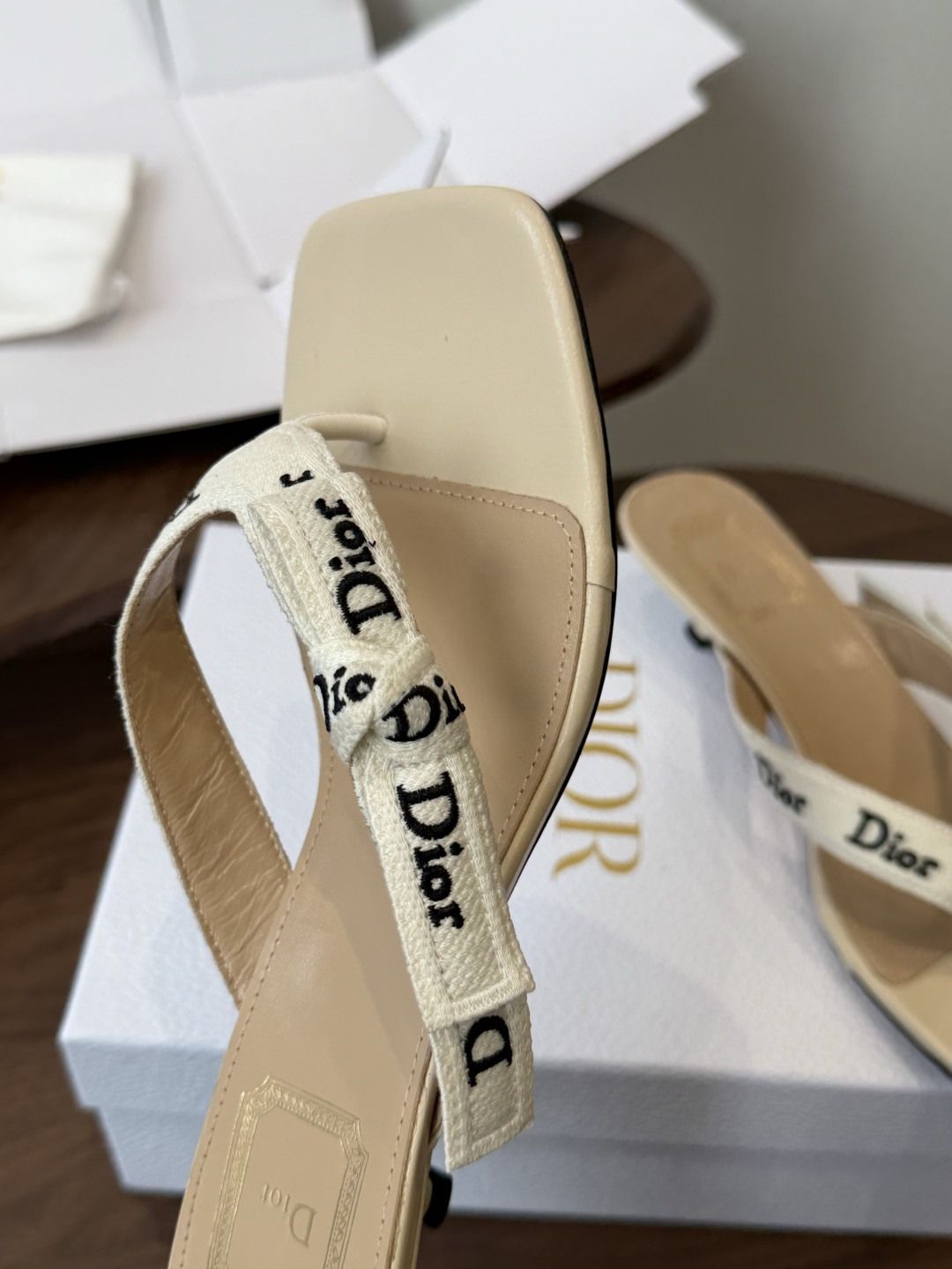 DIOR 迪奥新品编织电绣凉拖 夹脚拖休闲度假风 夏日必入搭配单品 面料：立体刺绣 飞织内里：垫脚羊皮跟