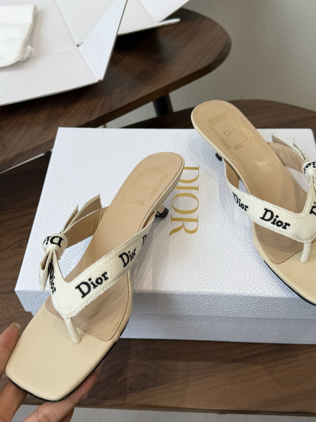 DIOR 迪奥新品编织电绣凉拖 夹脚拖休闲度假风 夏日必入搭配单品 面料：立体刺绣 飞织内里：垫脚羊皮跟
