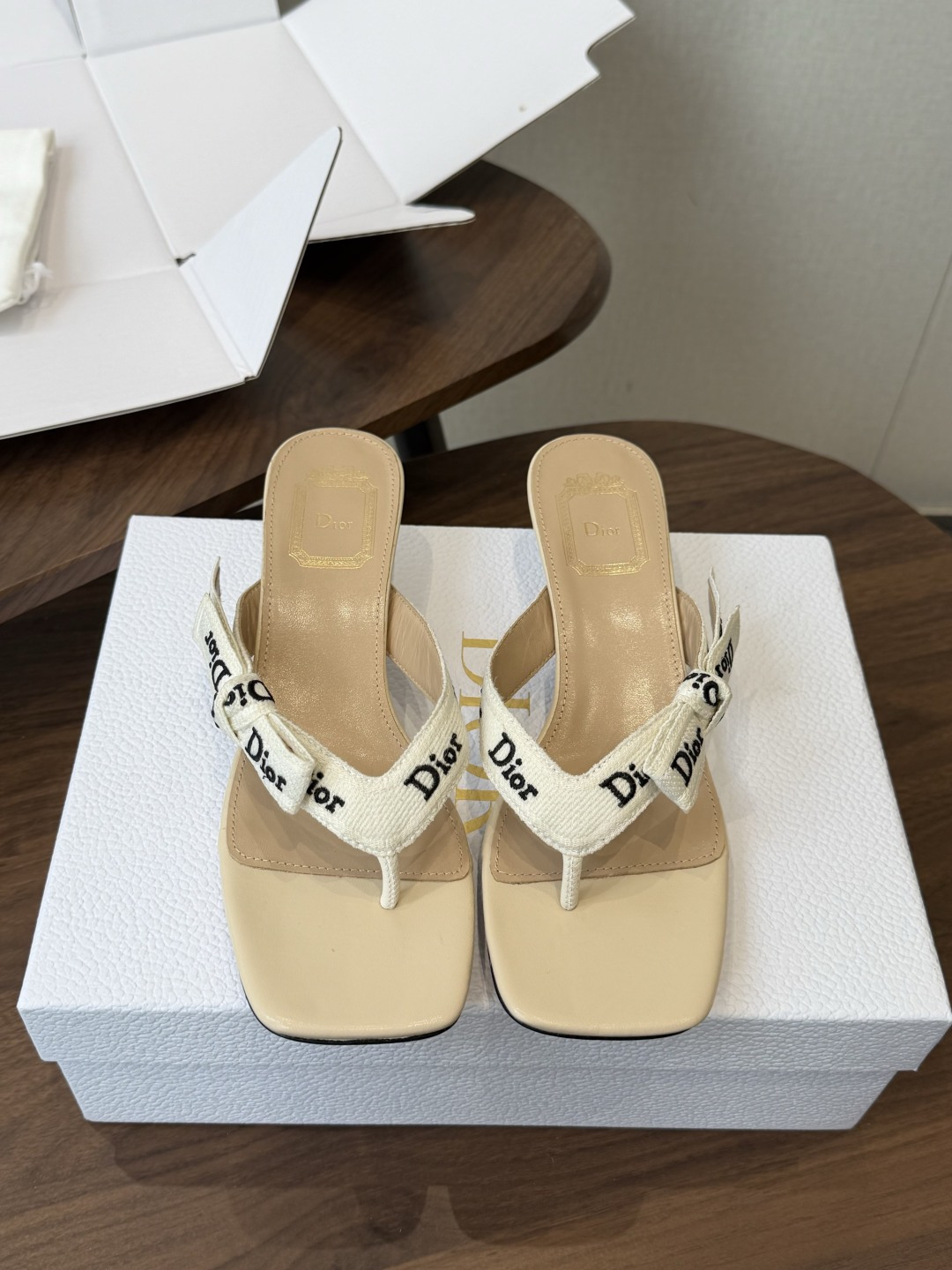 DIOR 迪奥新品编织电绣凉拖 夹脚拖休闲度假风 夏日必入搭配单品 面料：立体刺绣 飞织内里：垫脚羊皮跟