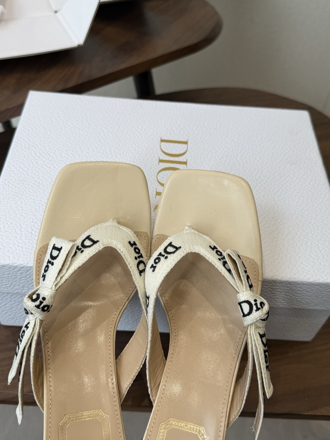 DIOR 迪奥新品编织电绣凉拖 夹脚拖休闲度假风 夏日必入搭配单品 面料：立体刺绣 飞织内里：垫脚羊皮跟