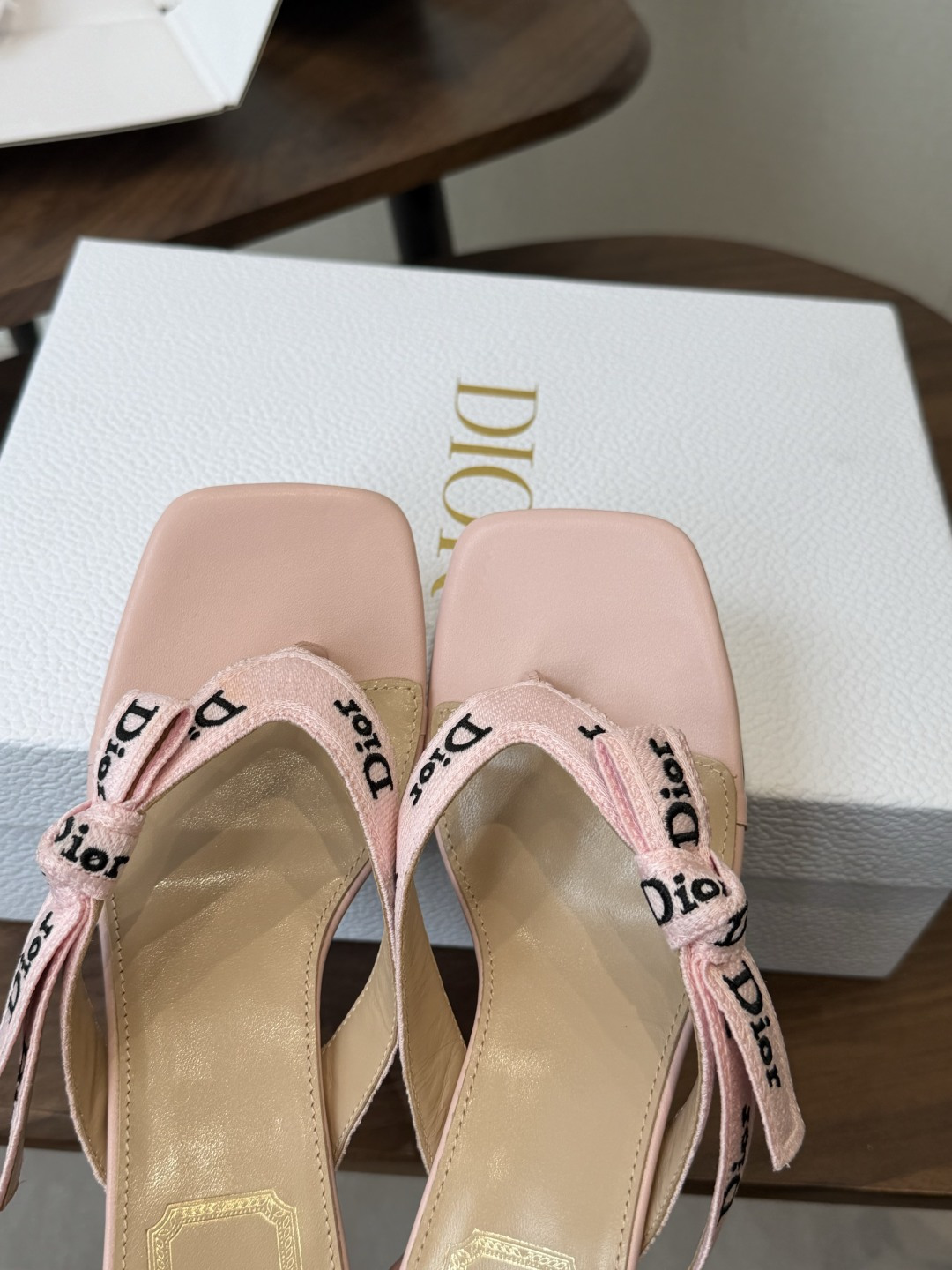DIOR 迪奥新品编织电绣凉拖 夹脚拖休闲度假风 夏日必入搭配单品 面料：立体刺绣 飞织内里：垫脚羊皮跟