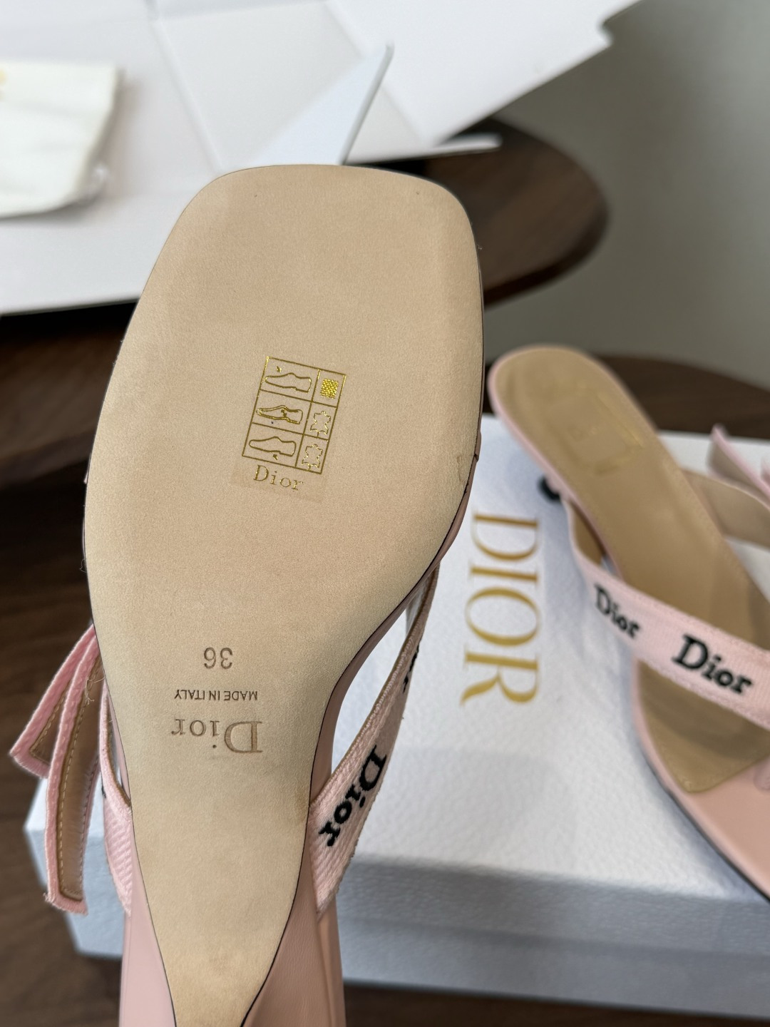 DIOR 迪奥新品编织电绣凉拖 夹脚拖休闲度假风 夏日必入搭配单品 面料：立体刺绣 飞织内里：垫脚羊皮跟