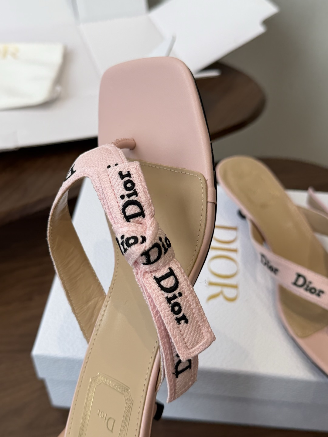 DIOR 迪奥新品编织电绣凉拖 夹脚拖休闲度假风 夏日必入搭配单品 面料：立体刺绣 飞织内里：垫脚羊皮跟