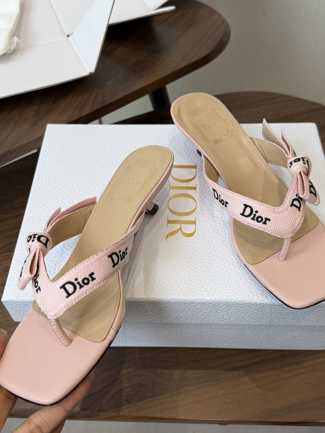 DIOR 迪奥新品编织电绣凉拖 夹脚拖休闲度假风 夏日必入搭配单品 面料：立体刺绣 飞织内里：垫脚羊皮跟