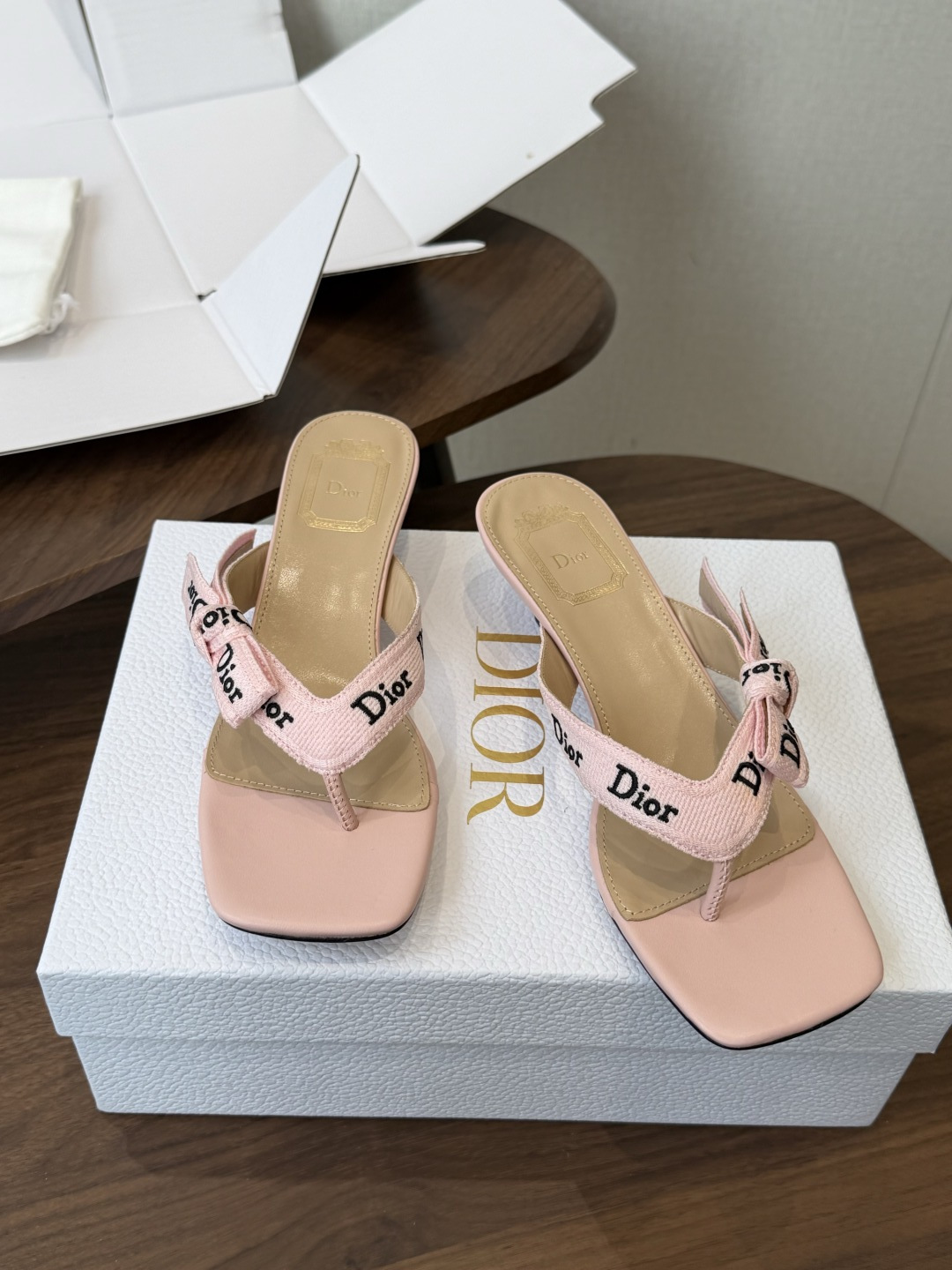 DIOR 迪奥新品编织电绣凉拖 夹脚拖休闲度假风 夏日必入搭配单品 面料：立体刺绣 飞织内里：垫脚羊皮跟