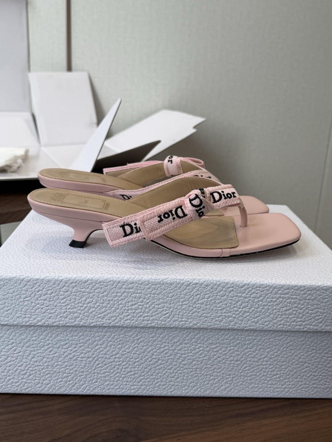 DIOR 迪奥新品编织电绣凉拖 夹脚拖休闲度假风 夏日必入搭配单品 面料：立体刺绣 飞织内里：垫脚羊皮跟