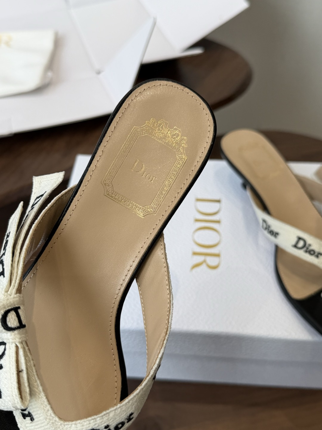 DIOR 迪奥新品编织电绣凉拖 夹脚拖休闲度假风 夏日必入搭配单品 面料：立体刺绣 飞织内里：垫脚羊皮跟