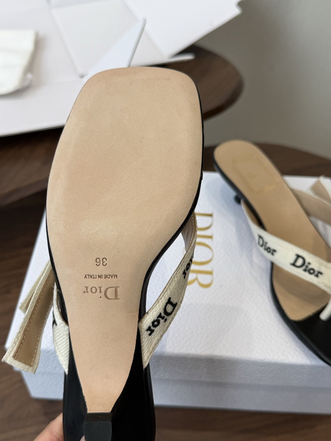 DIOR 迪奥新品编织电绣凉拖 夹脚拖休闲度假风 夏日必入搭配单品 面料：立体刺绣 飞织内里：垫脚羊皮跟