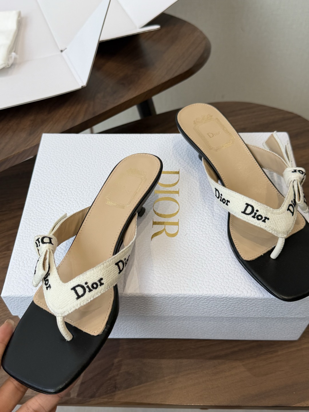 DIOR 迪奥新品编织电绣凉拖 夹脚拖休闲度假风 夏日必入搭配单品 面料：立体刺绣 飞织内里：垫脚羊皮跟