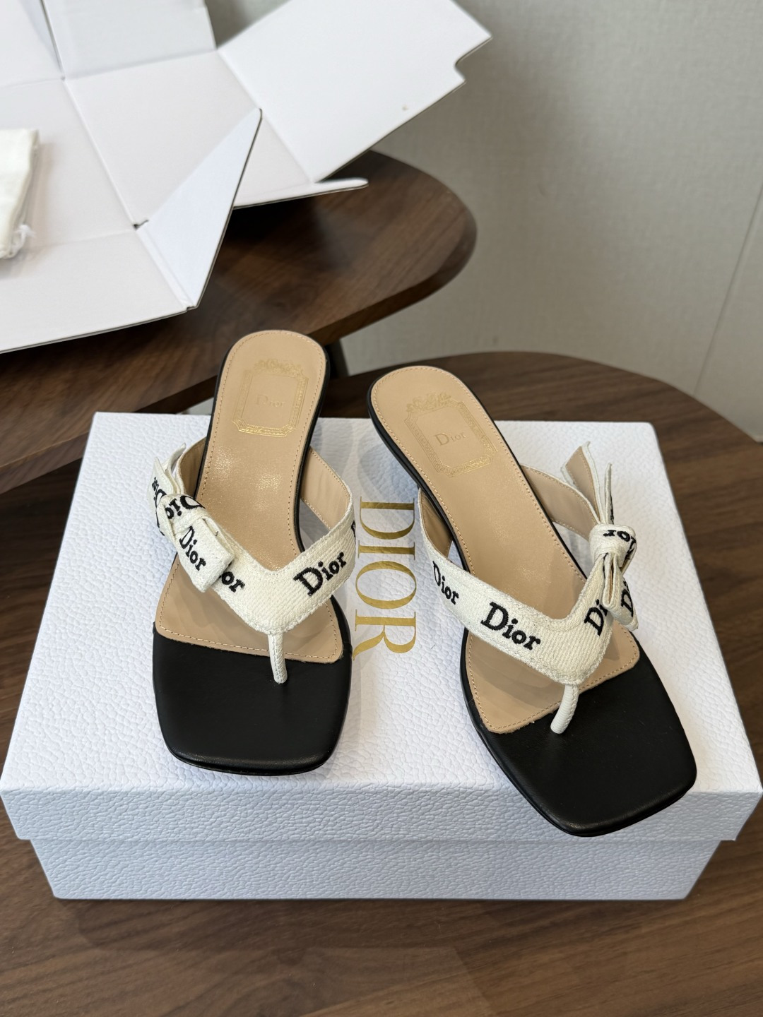 DIOR 迪奥新品编织电绣凉拖 夹脚拖休闲度假风 夏日必入搭配单品 面料：立体刺绣 飞织内里：垫脚羊皮跟