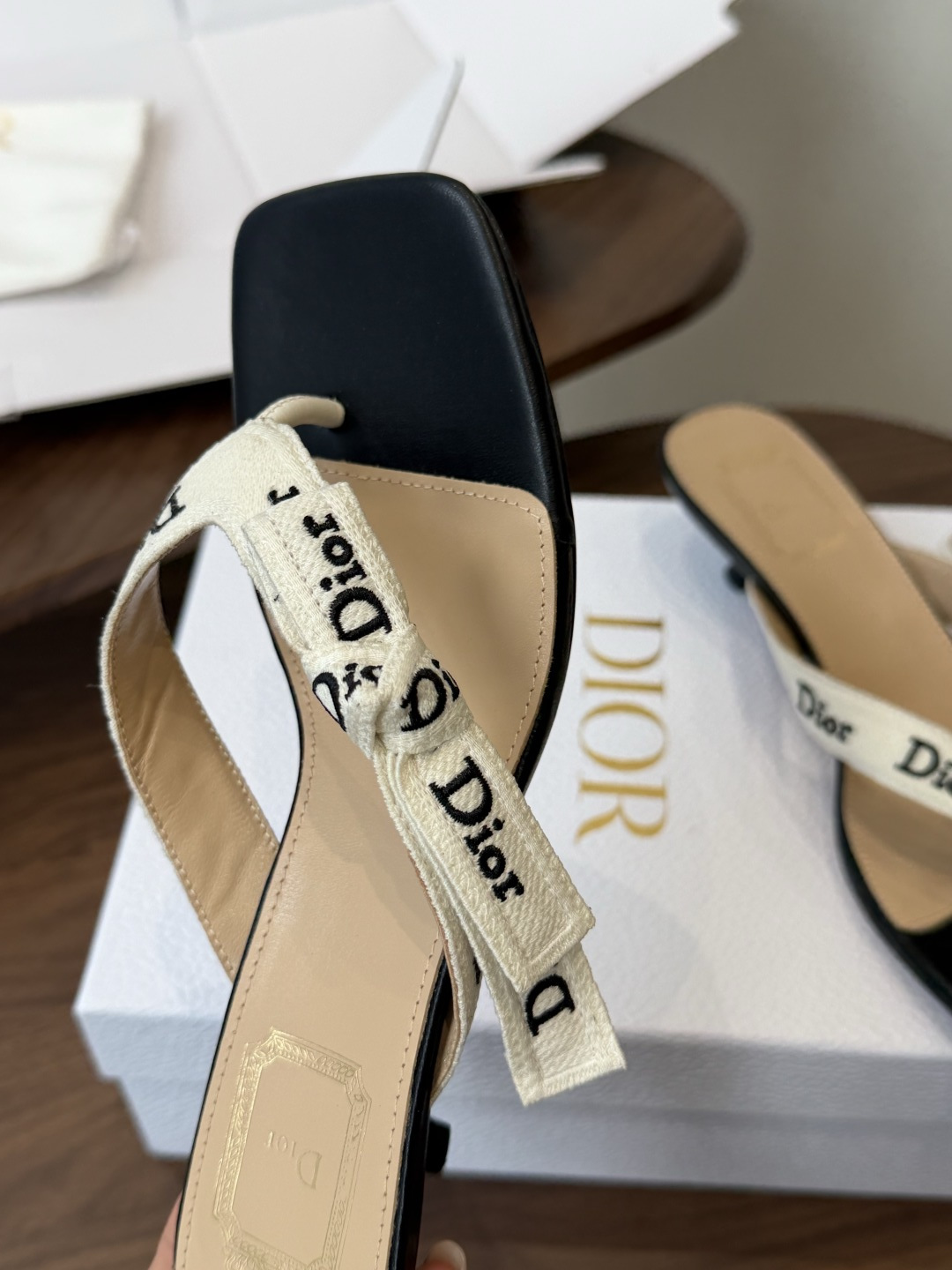 DIOR 迪奥新品编织电绣凉拖 夹脚拖休闲度假风 夏日必入搭配单品 面料：立体刺绣 飞织内里：垫脚羊皮跟