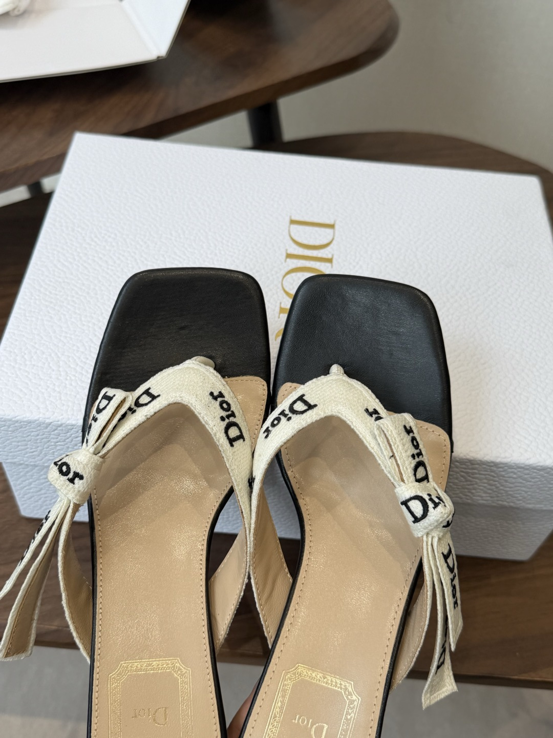 DIOR 迪奥新品编织电绣凉拖 夹脚拖休闲度假风 夏日必入搭配单品 面料：立体刺绣 飞织内里：垫脚羊皮跟