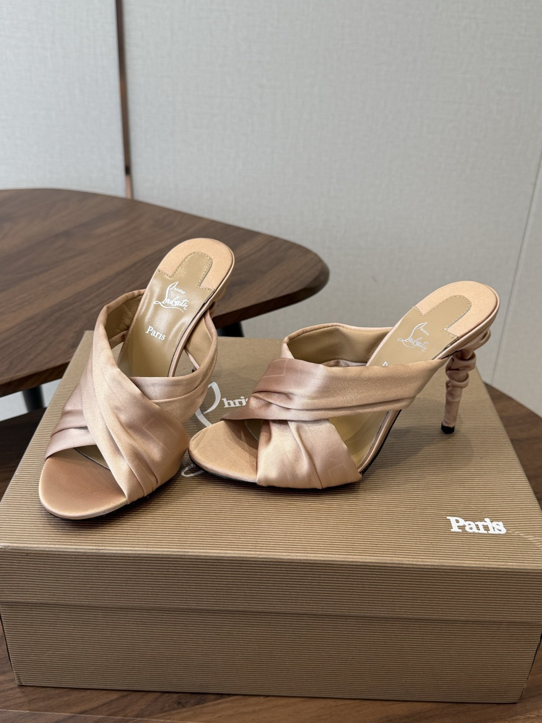 Christian Louboutin 春夏新款时装走秀高跟凉鞋CL红底永远的YYDS 𝐶ℎ𝑟𝑖𝑠𝑡𝑖𝑎