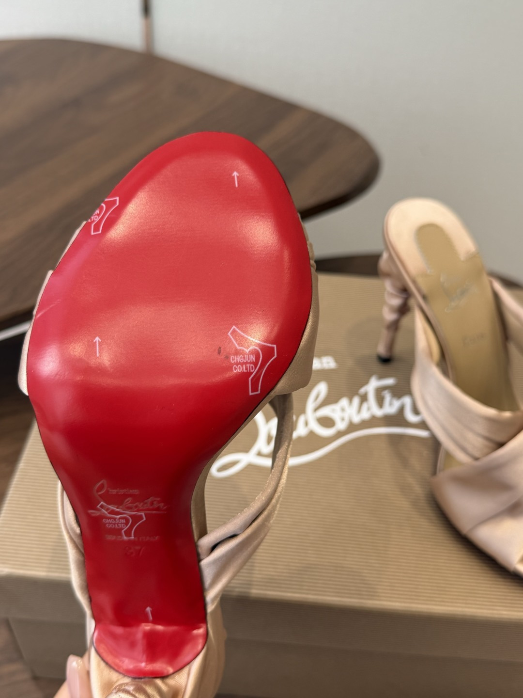 Christian Louboutin 春夏新款时装走秀高跟凉鞋CL红底永远的YYDS 𝐶ℎ𝑟𝑖𝑠𝑡𝑖𝑎