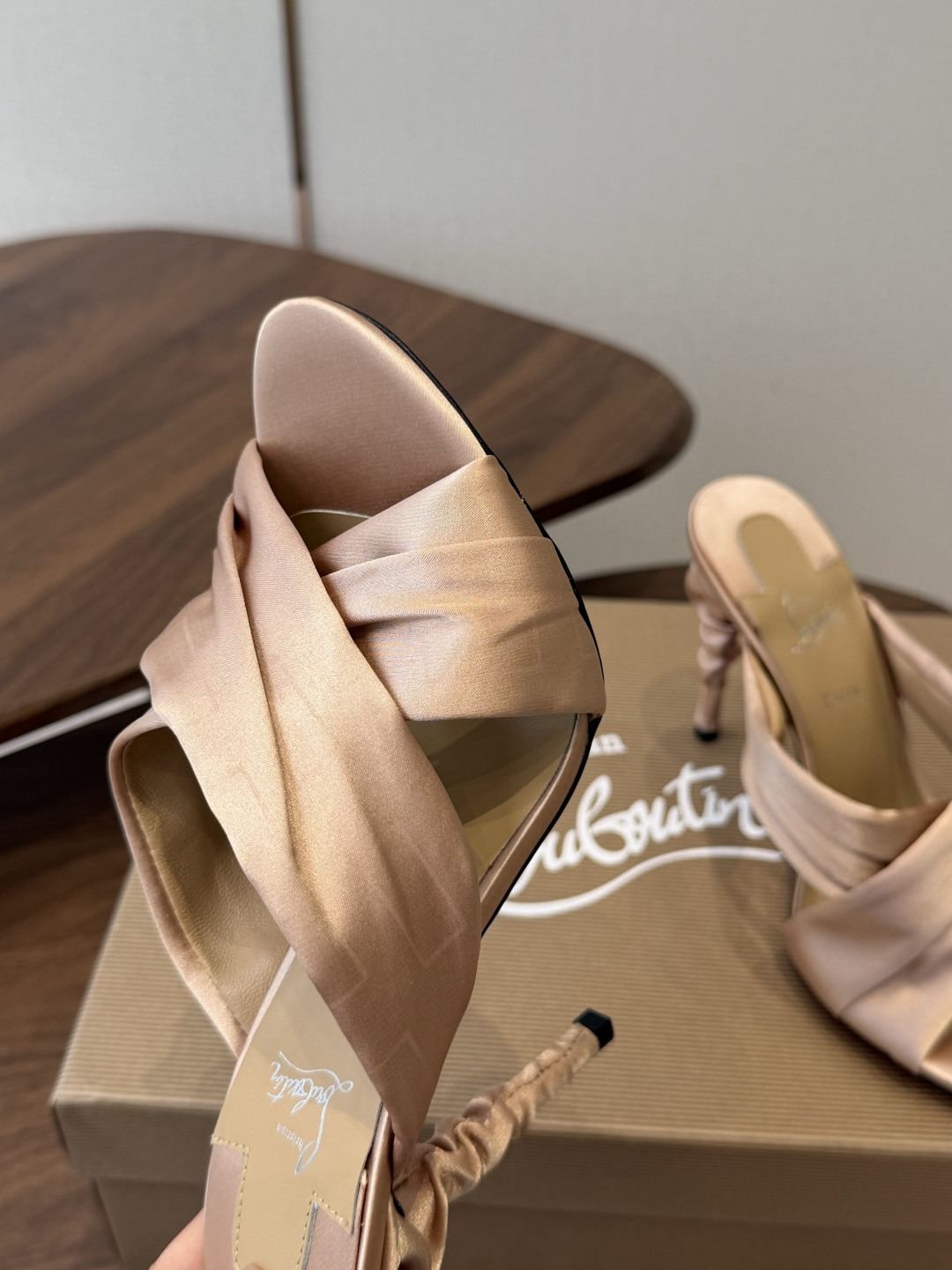 Christian Louboutin 春夏新款时装走秀高跟凉鞋CL红底永远的YYDS 𝐶ℎ𝑟𝑖𝑠𝑡𝑖𝑎