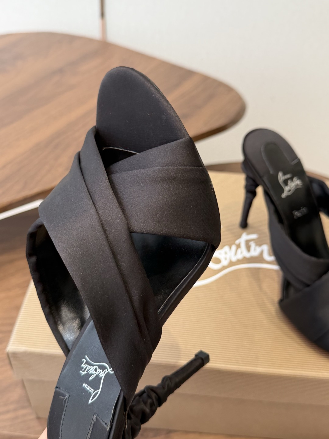 Christian Louboutin 春夏新款时装走秀高跟凉鞋CL红底永远的YYDS 𝐶ℎ𝑟𝑖𝑠𝑡𝑖𝑎
