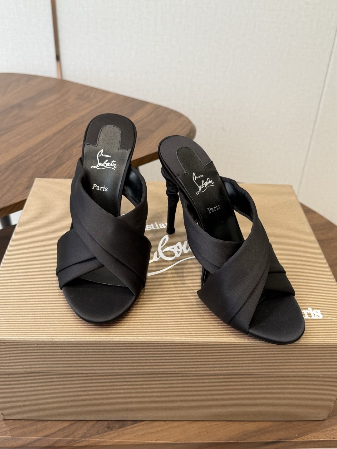 Christian Louboutin 春夏新款时装走秀高跟凉鞋CL红底永远的YYDS 𝐶ℎ𝑟𝑖𝑠𝑡𝑖𝑎