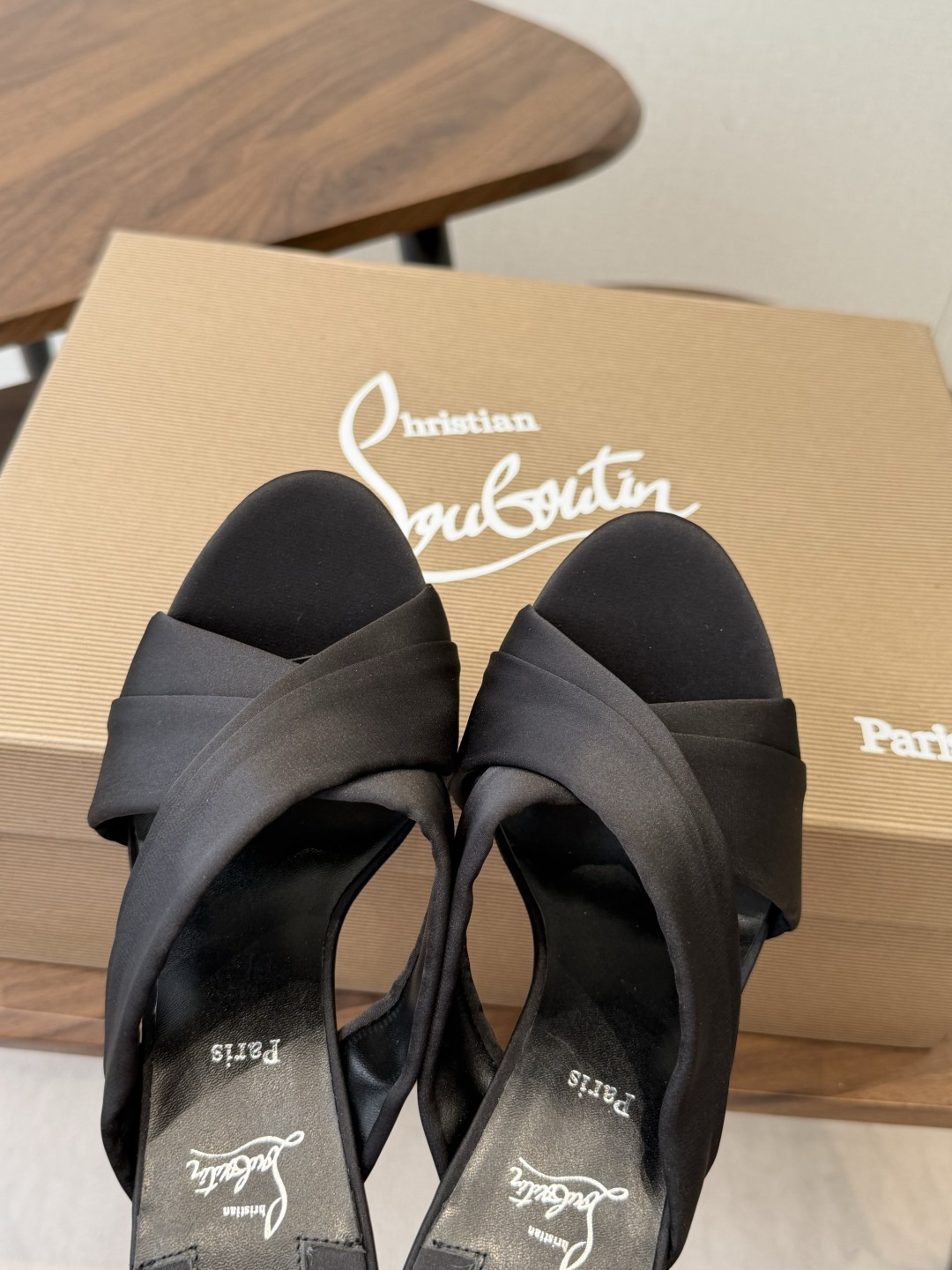 Christian Louboutin 春夏新款时装走秀高跟凉鞋CL红底永远的YYDS 𝐶ℎ𝑟𝑖𝑠𝑡𝑖𝑎