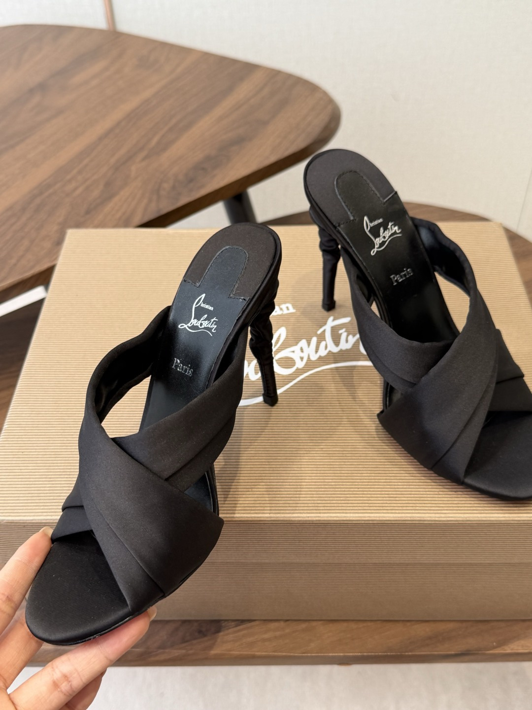 Christian Louboutin 春夏新款时装走秀高跟凉鞋CL红底永远的YYDS 𝐶ℎ𝑟𝑖𝑠𝑡𝑖𝑎