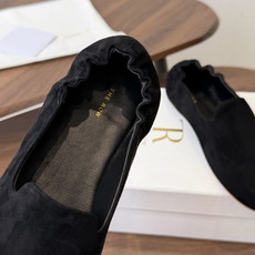 The Row 26ss 春夏季新款 乐福鞋 单鞋 第一眼看到这个鞋子就爱上了,带点复古味随意搭配都好看 The Row 26ss 春夏季新款 乐福鞋 单鞋 第一眼看到这个鞋子就爱上了,带点复古味随意搭配都好看